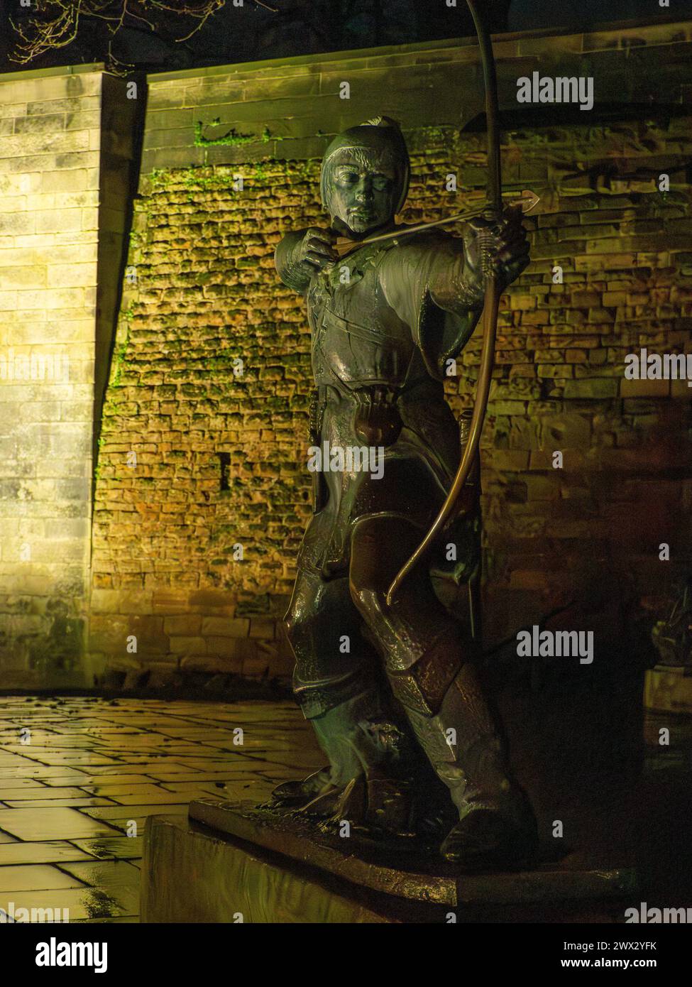 Robin des bois Statue Nottingham la nuit. Banque D'Images