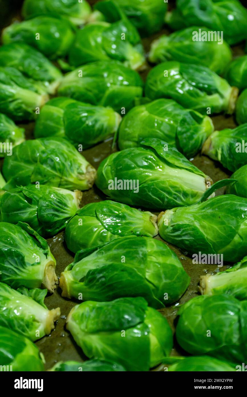 Tranchées de choux de bruxelles avant d'être rôties, dans une cuisine à New York le samedi 23 mars 2024. (© Richard B. Levine) Banque D'Images