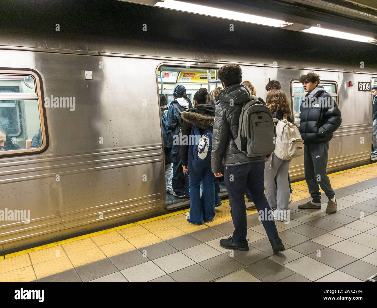 Les coureurs montent à bord d’un train R211 « A » à la gare de Times Square à New York le mardi 26 mai 2024. (© Richard B. Levine) Banque D'Images