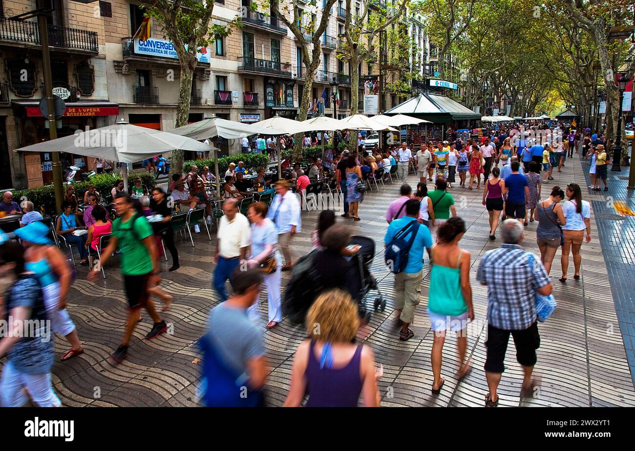 Barcelone : touristes marchant le long des Ramblas Banque D'Images