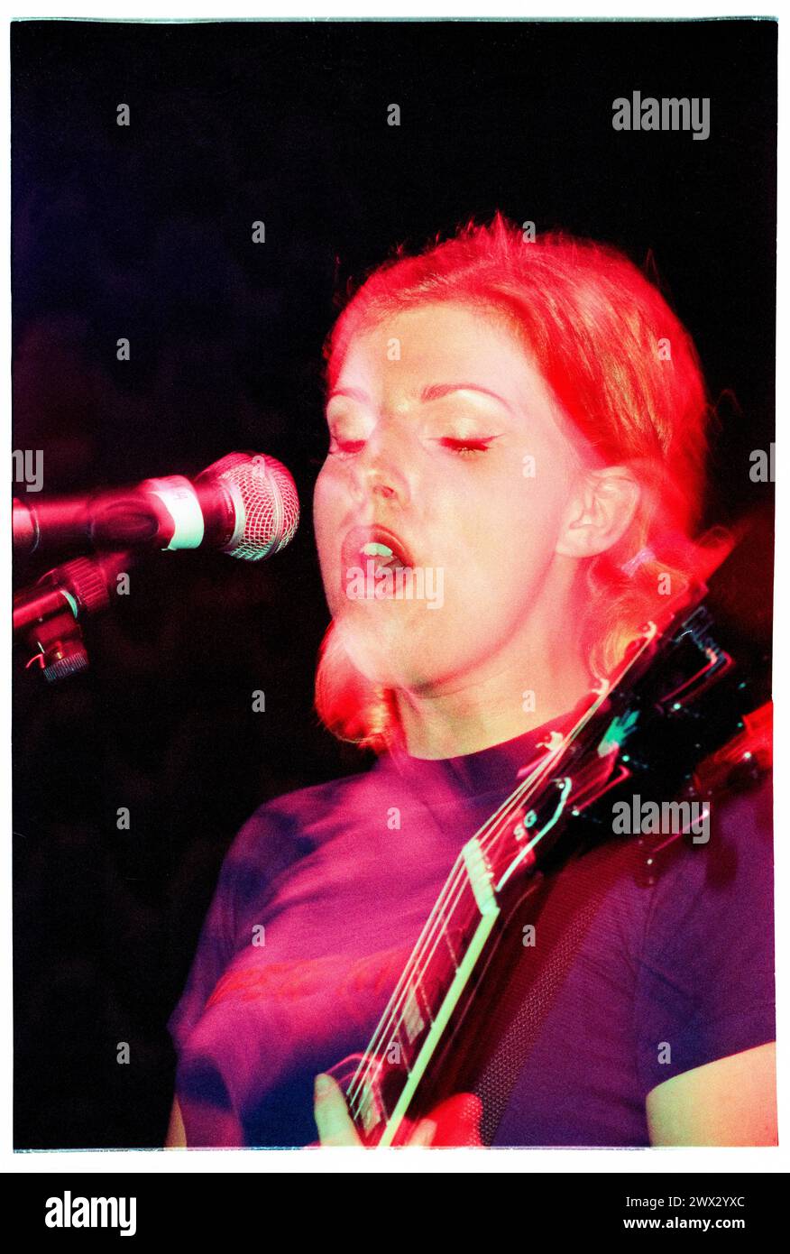 TANYA DONELLY, BELLY, 1995 : Tanya Donelly de Belly jouant en concert à la salle Anson de l'Université de Bristol le 24 février 1995. Photographie : Rob Watkins. INFO : Belly, un groupe de rock alternatif originaire de Newport, Rhode Island, a émergé dans les années 90 avec son son mélodique et ses paroles introspectives. Des tubes comme « Feed the Tree » ont mis en valeur leur mélange captivant de folk et de rock alternatif, ce qui leur a valu un franc succès. Banque D'Images