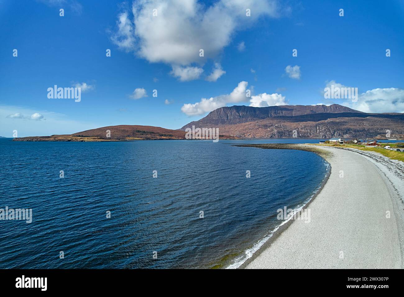 Ardmair Bay Wester Ross Écosse un ciel bleu le balayage de la plage de galets gris et Ben Mor Coigach au loin Banque D'Images