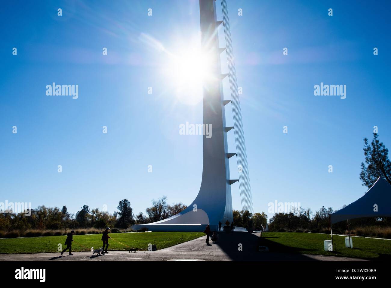 Le Sundial Bridge à Turtle Bay est un pont piétonnier de renommée mondiale et une installation d'art public qui traverse la rivière Sacramento à Redding et Conn Banque D'Images