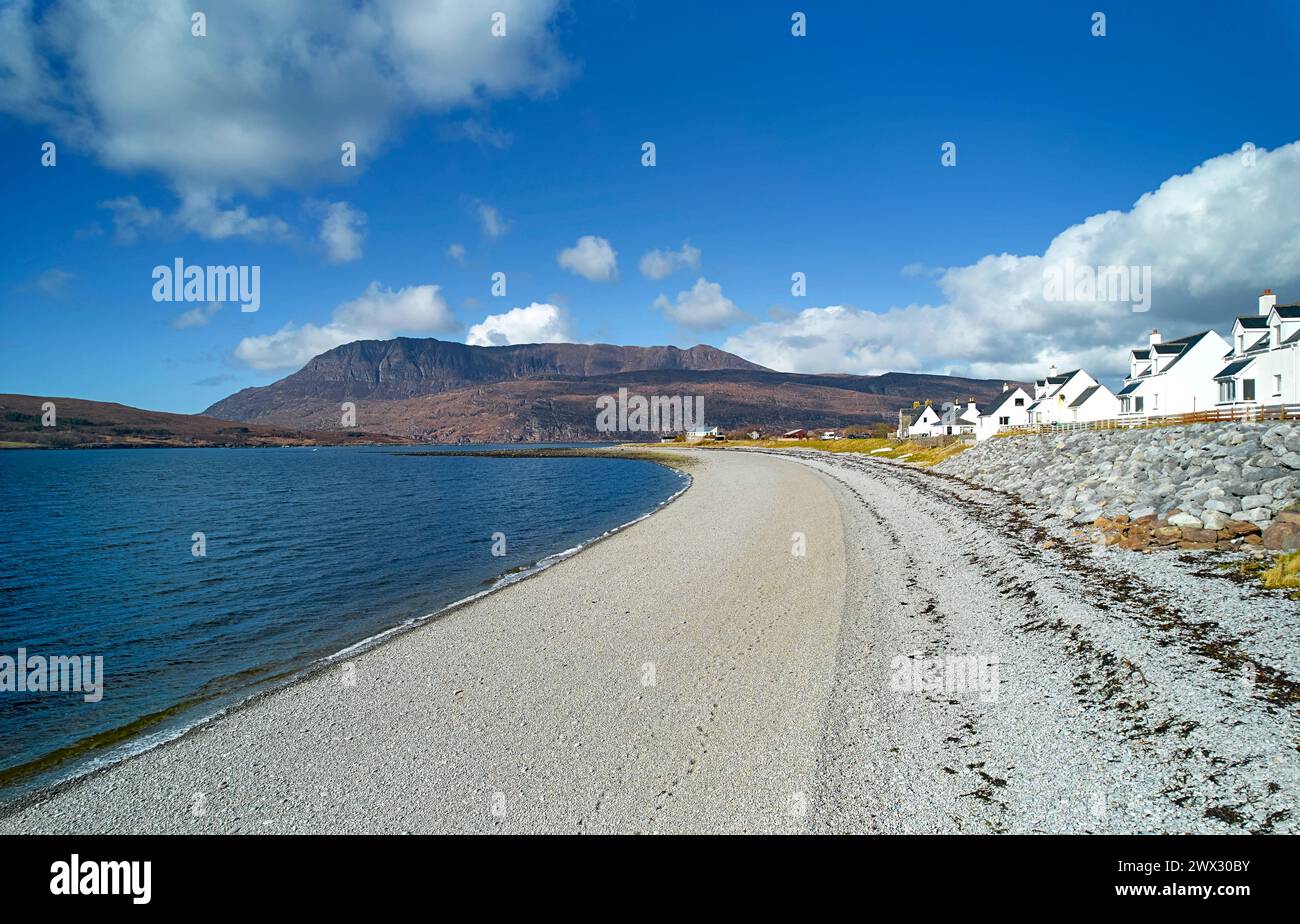 Ardmair Wester Ross Écosse ciel bleu la plage de galets et Ben Mor Coigach au loin Banque D'Images