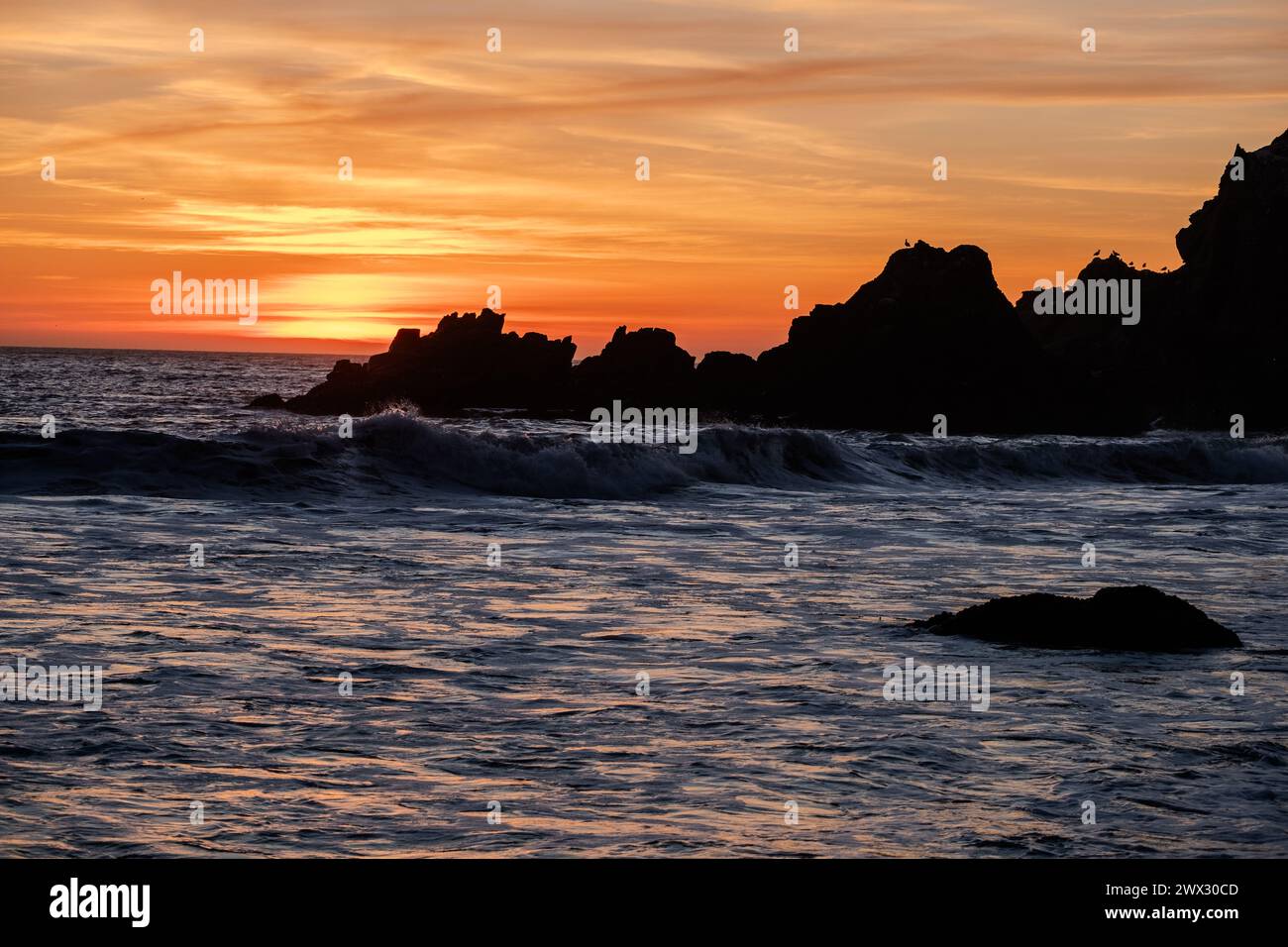 Coucher de soleil sur la plage de Pfeiffer à Big sur, Californie, États-Unis Banque D'Images