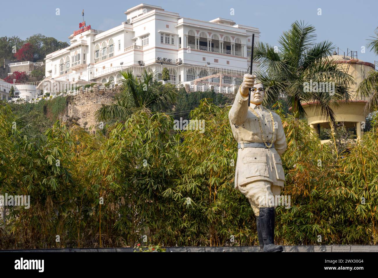 Indien, Rajasthan, Ajmer, Subhash Udhyan-Park an der Daulat Bagh Rd, Subhas Ji Statue, Dahinter das Hotel Merwara Estate Banque D'Images