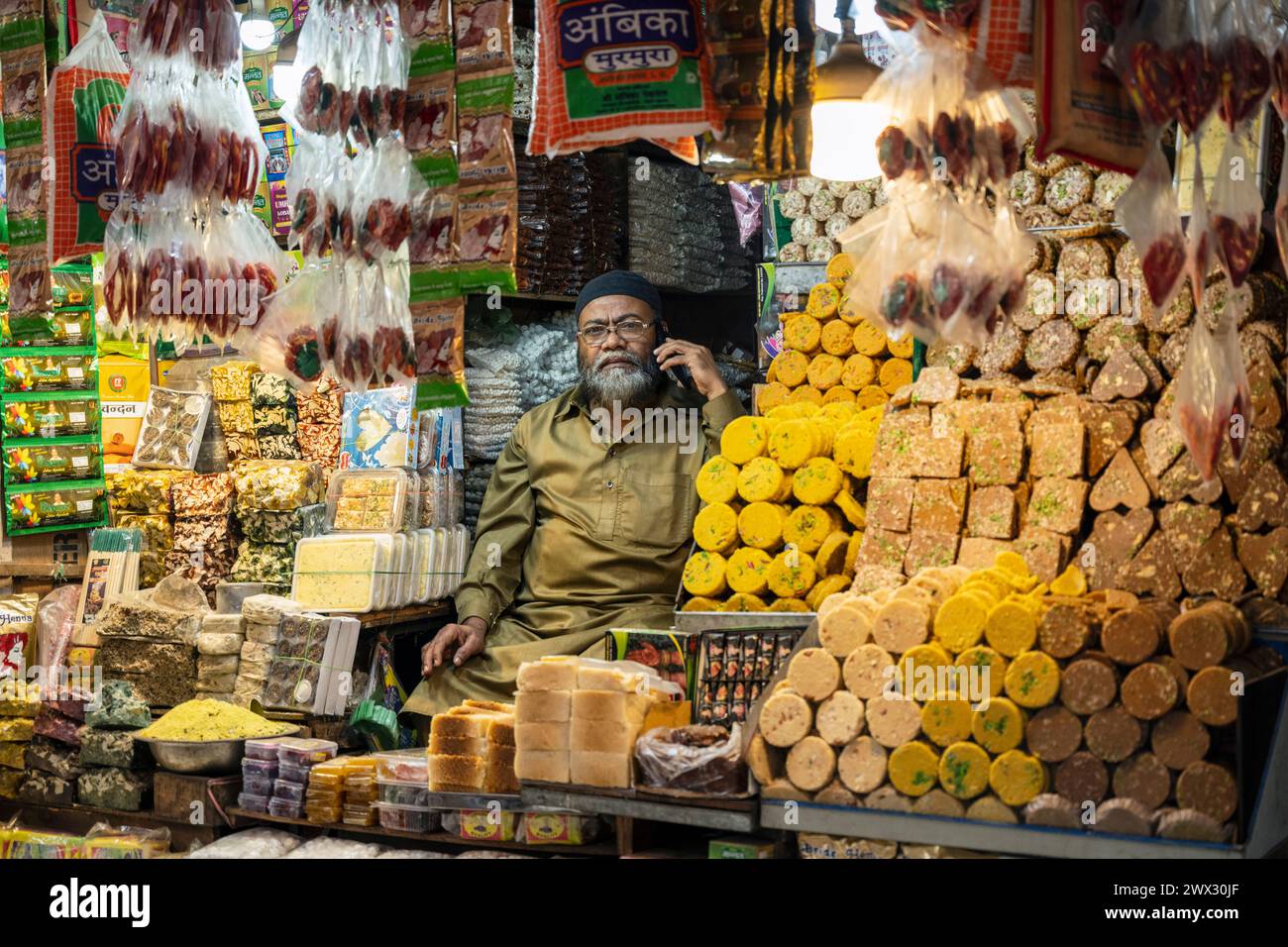 Indien, Rajasthan, Ajmer, Geschäft im Marktviertel unterhalb der Adhai-din-ka-Jhonpra-Moschee Banque D'Images