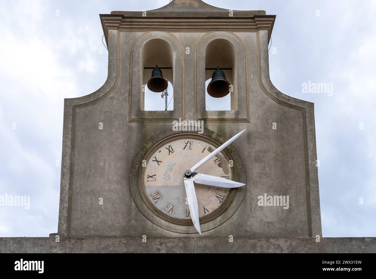 Bâtiment avec grande horloge tour à l'intérieur du château Sant Elmo, Naples, Italie. Banque D'Images