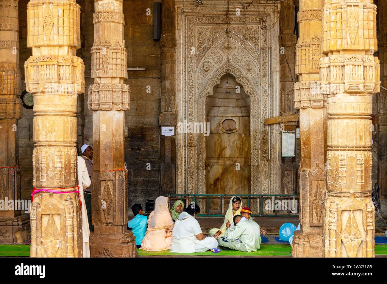 Indien, Rajasthan, Ajmer, Adhai-din-ka-Jhonpra-Moschee, Gruppe vor dem mihrab Banque D'Images