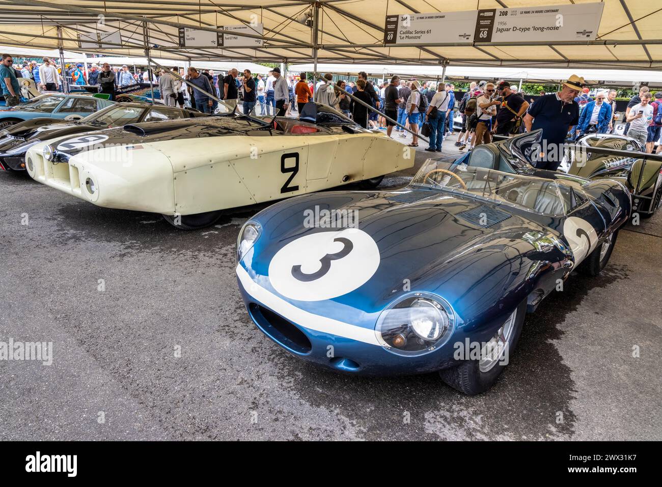 Jaguar d-type « Longnose » 1956 et Cadillac Series 61 « le monstre » 1950, 24h Centenaire du Mans. 2023 Goodwood Festival of Speed, Sussex, Royaume-Uni. Banque D'Images