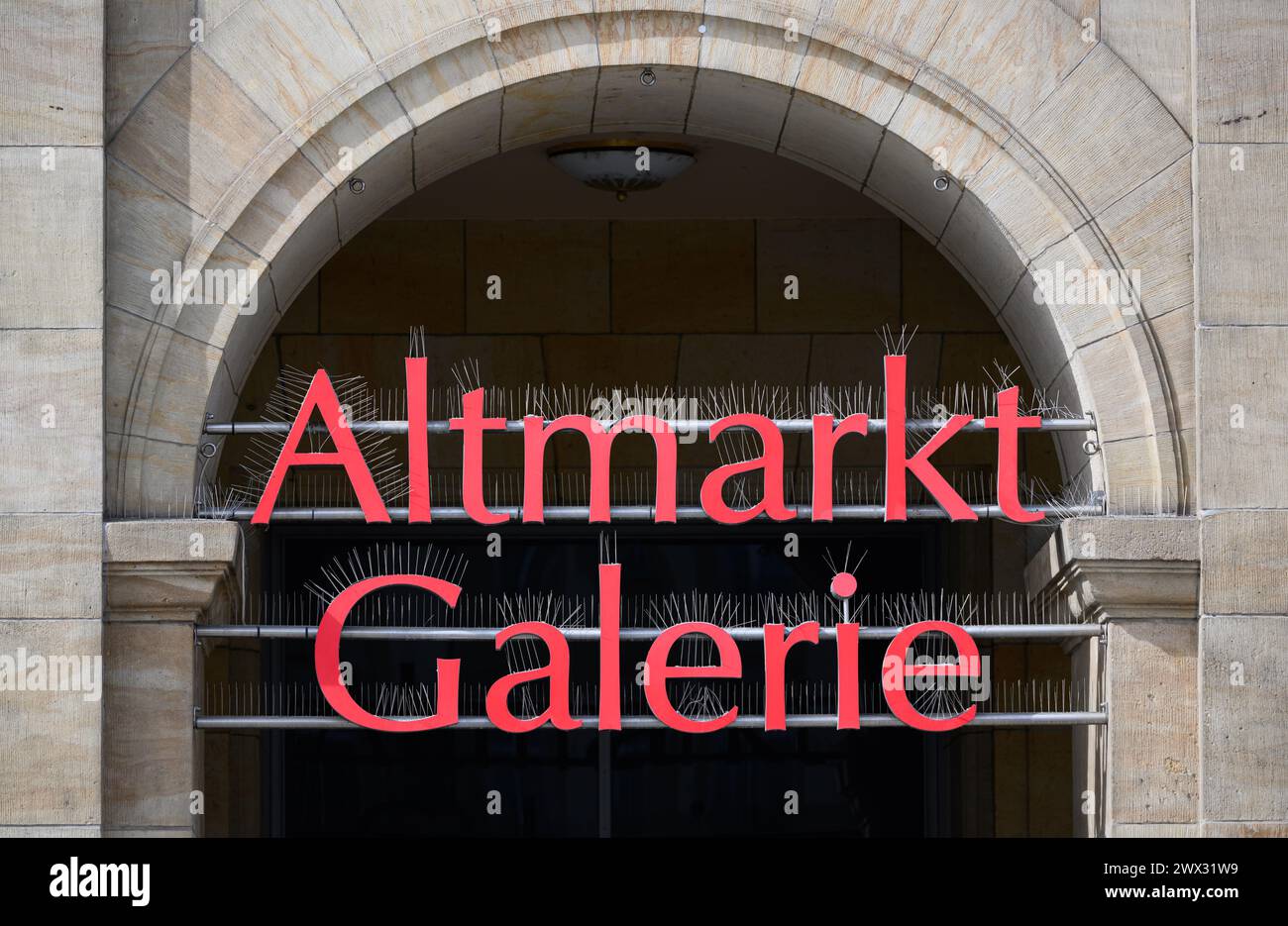 Dresde, Allemagne. 27 mars 2024. Altmarkt Galerie se trouve au-dessus de l'entrée Altmarkt de la galerie marchande dans le centre-ville. Crédit : Robert Michael/dpa/Alamy Live News Banque D'Images