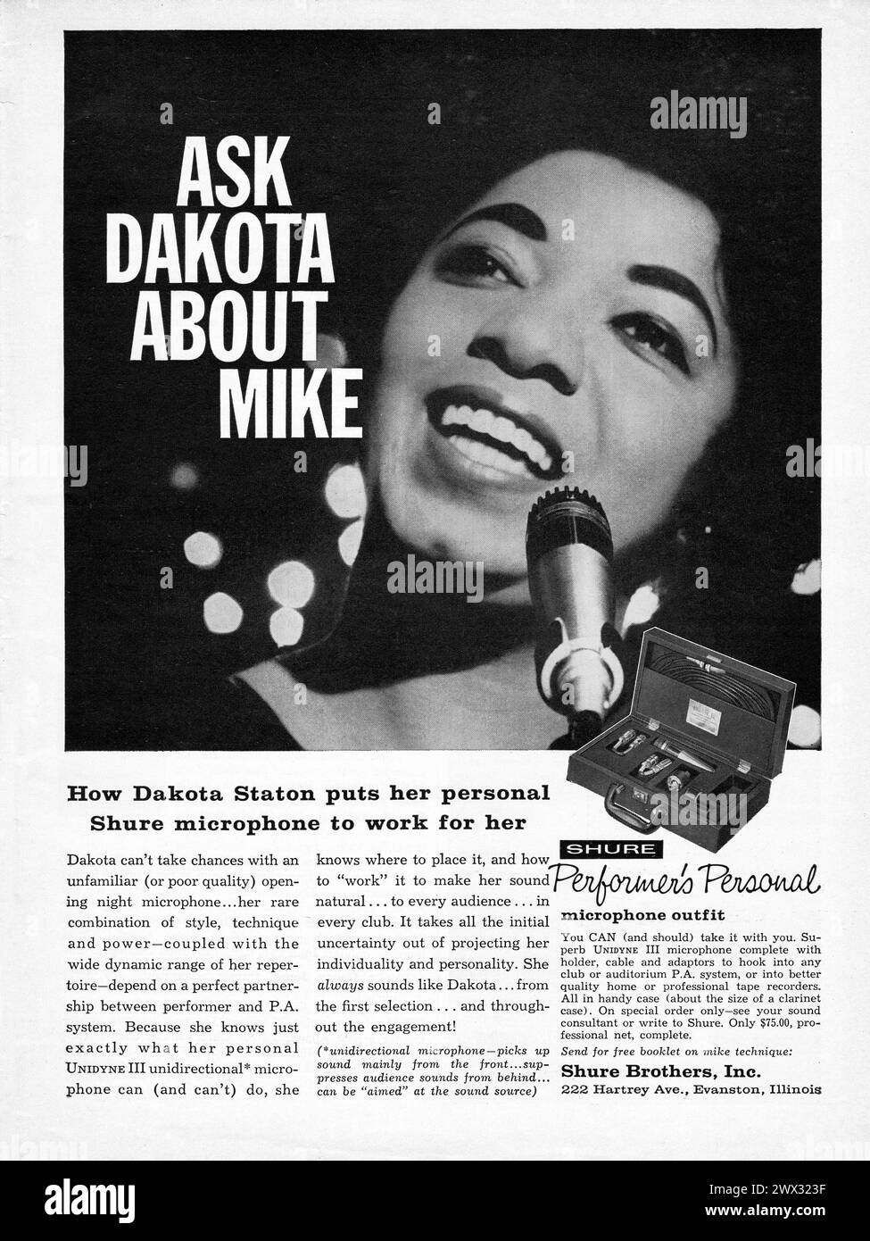 Une publicité pour Shure microphones d'un magazine des années 1960 mettant en vedette le défunt chanteur de jazz Dakota Staton. Elle se convertit à l'islam et fut plus tard connue sous le nom musulman Aliyah Rabia. Banque D'Images