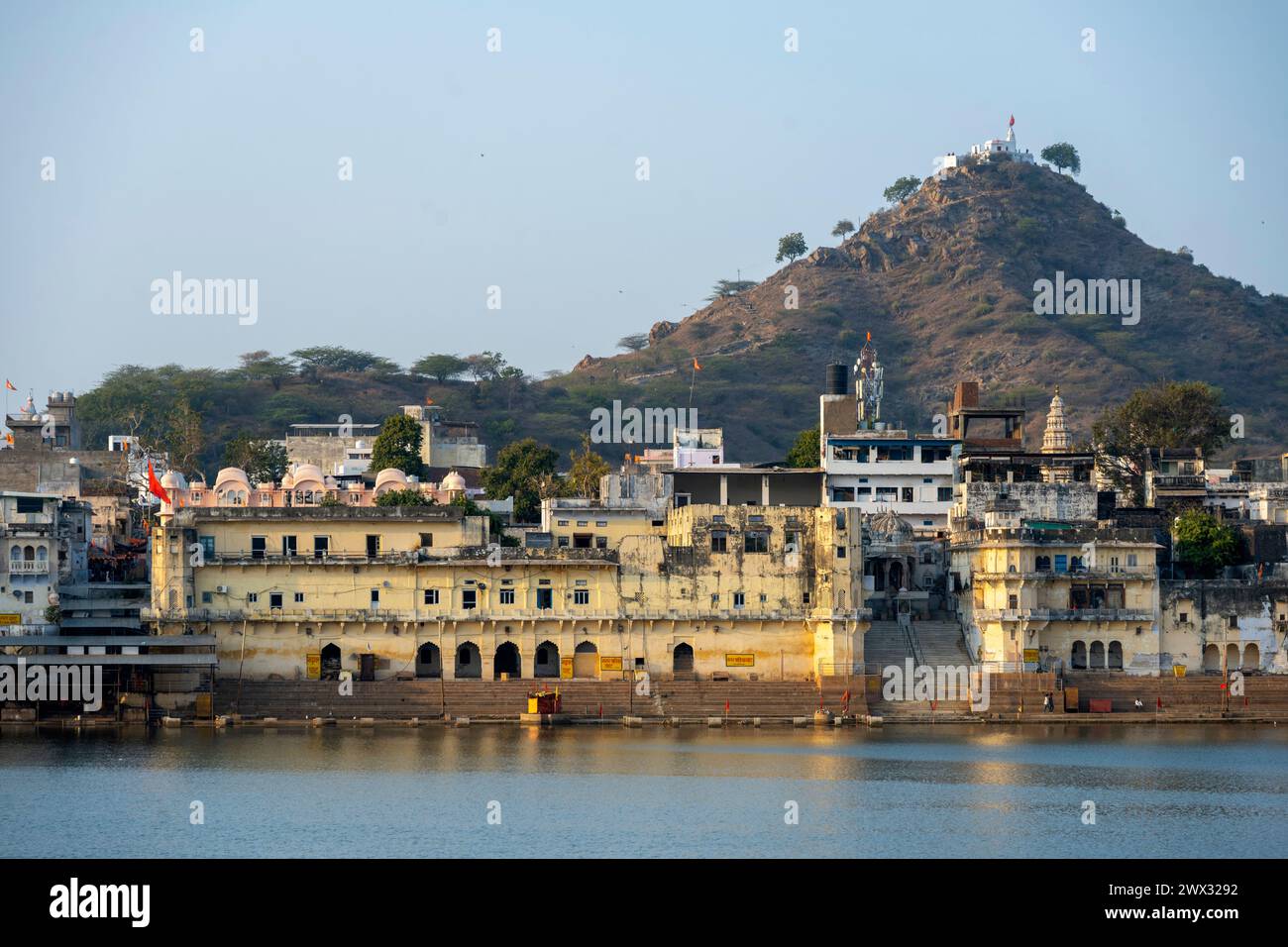 Indien, Rajasthan, Treppen zum See (ghat) am Nordufer des Lake Pushkar Banque D'Images
