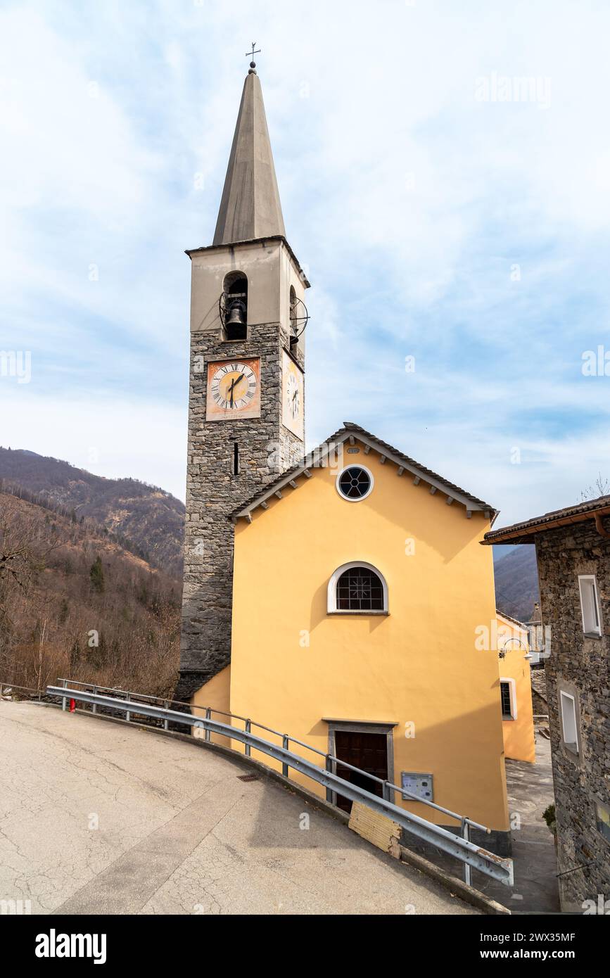 Église paroissiale de Santa Maria Assunta à Borgnone, un hameau de Centovalli, district de Locarno, dans le canton du Tessin, Suisse Banque D'Images