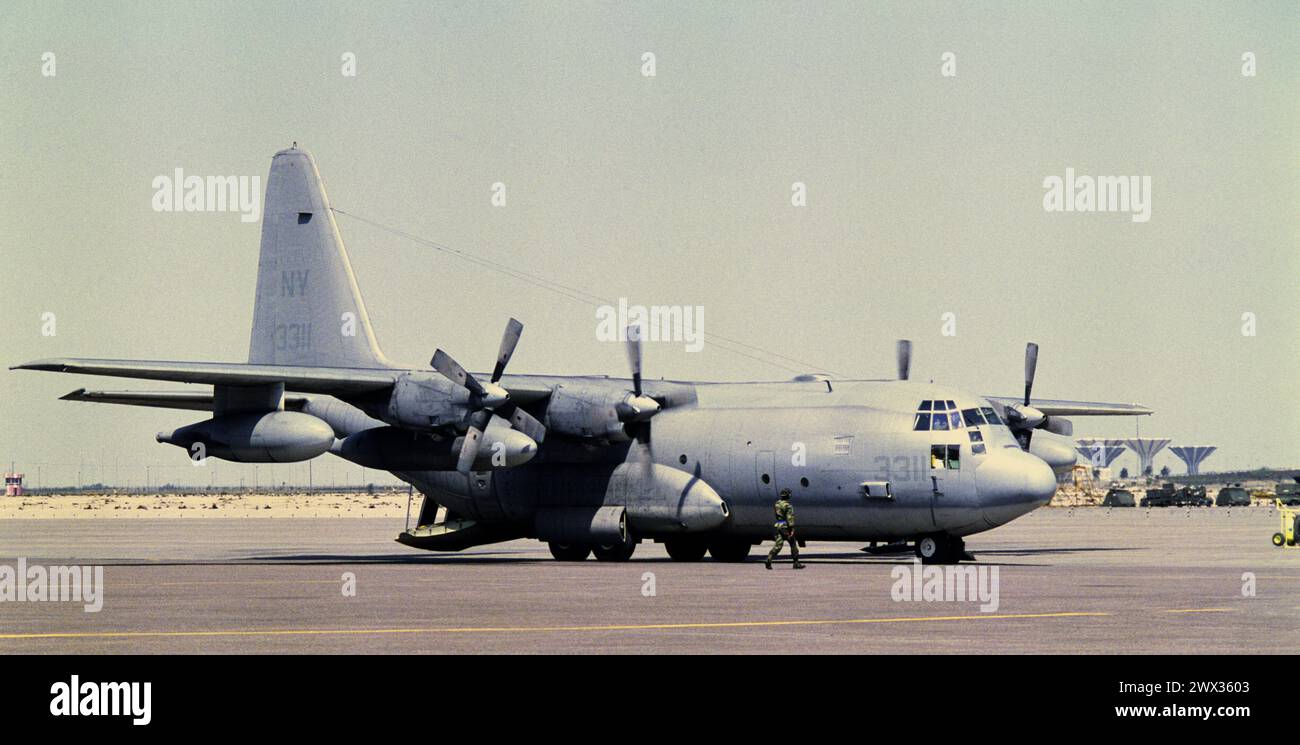 Première Guerre du Golfe : 25 mars 1991 Un pétrolier US Marines Lockheed KC-130T Hercules, numéro de série NY3311, au sol à l'aéroport international de Koweït. Banque D'Images