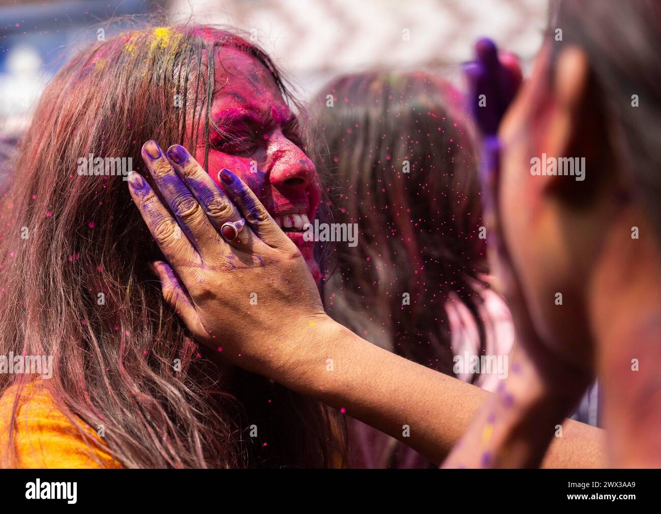 Les fêtards dansent au rythme de la musique alors qu'ils célèbrent Holi dans une rue, le festival hindou des couleurs du printemps le 25 mars 2024 à Guwahati, Assam Banque D'Images