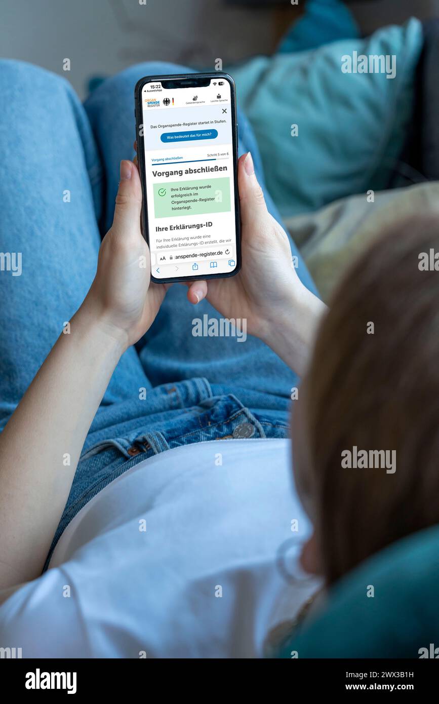 Image symbolique du registre des dons d'organes, la personne s'informe sur le nouveau registre en ligne pour les dons d'organes, où vous pouvez vous inscrire en tant que donneur Banque D'Images