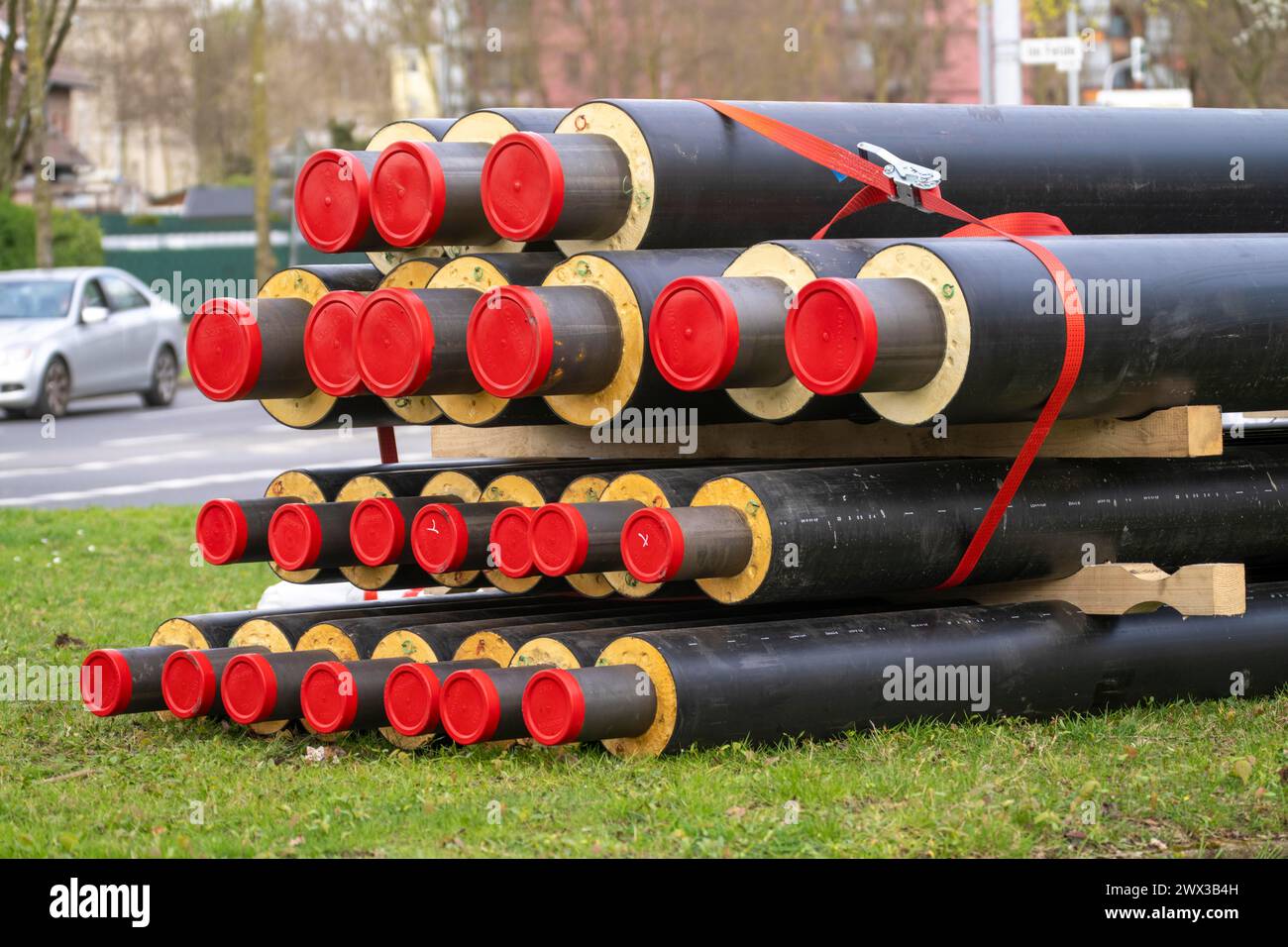 Les tuyaux pour les connexions de chauffage urbain reposent sur un chantier de construction sur des stocks, doivent être posés pour alimenter les bâtiments en chauffage urbain, NRW, GE Banque D'Images
