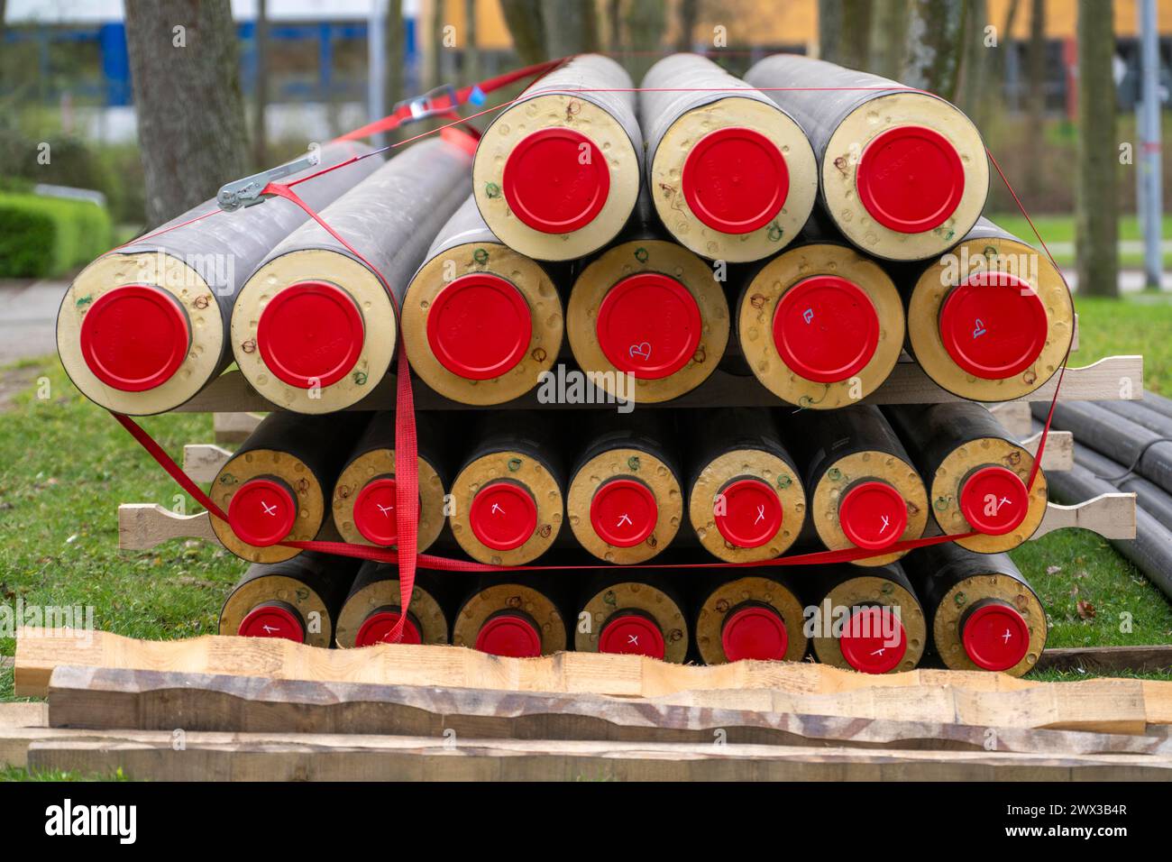 Les tuyaux pour les connexions de chauffage urbain reposent sur un chantier de construction sur des stocks, doivent être posés pour alimenter les bâtiments en chauffage urbain, NRW, GE Banque D'Images