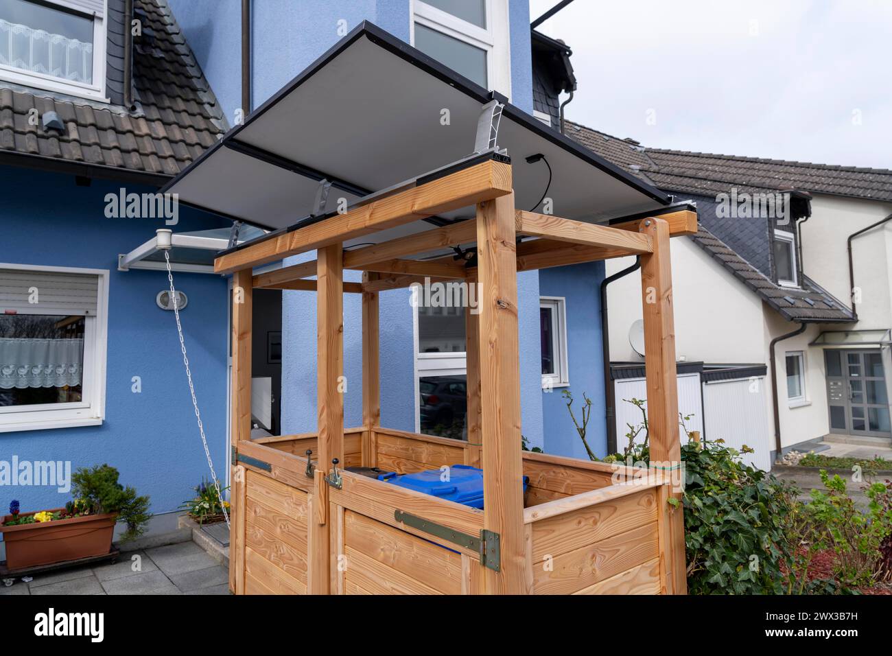 Maison individuelle avec divers modules solaires, en plus des panneaux solaires sur le toit de la maison, les modules solaires enfichables sont montés sur une boîte à poussière AS Banque D'Images