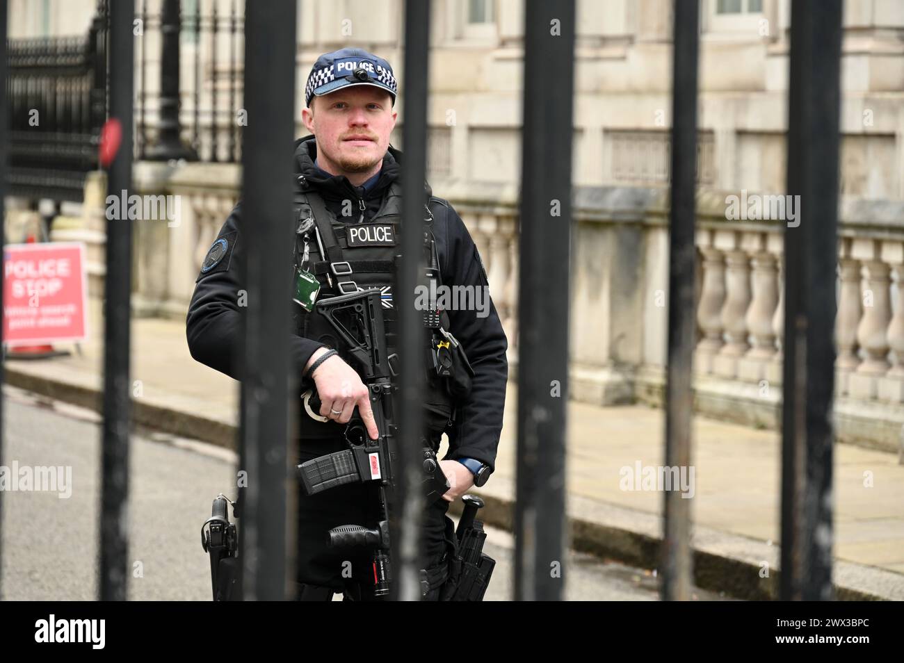 Metropolitan Firearms Officer, Downing Street, Whitehall, Londres, Royaume-Uni Banque D'Images