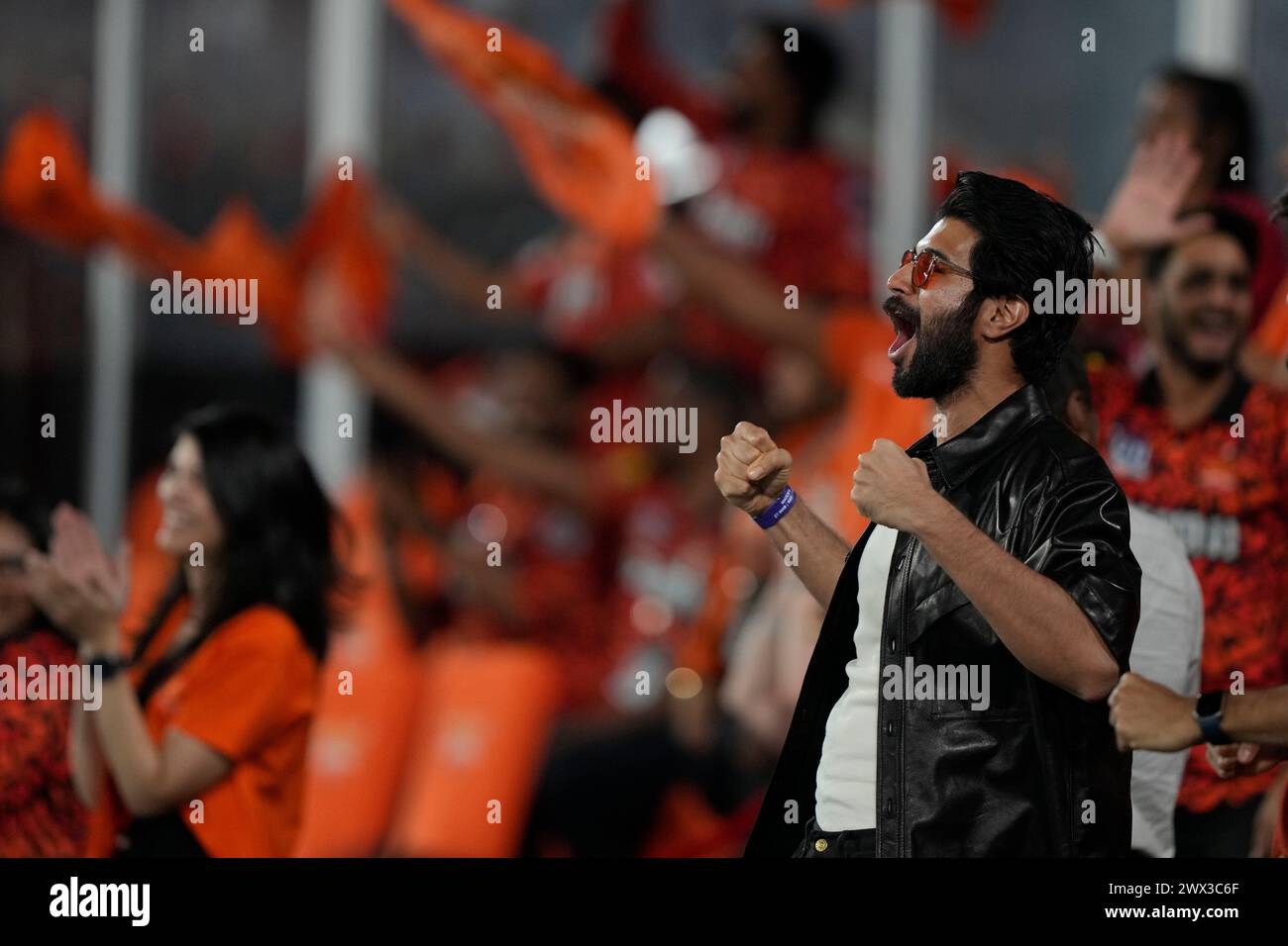 Indian actor and film producer Vijay Deverakonda, right, cheers during the Indian Premier League cricket tournament between Sunrisers Hyderabad and Mumbai Indians in Hyderabad, India, Wednesday, March 27, 2024.(AP Photo/Mahesh Kumar A.) Banque D'Images