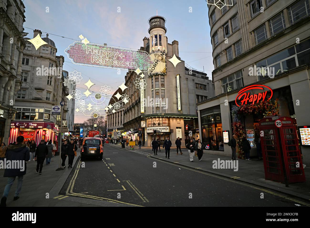 Une vue de Coventry Street dans l'ouest de Londres, y compris le Prince of Wales Theatre et les illuminations de la célébration du Ramadan Banque D'Images