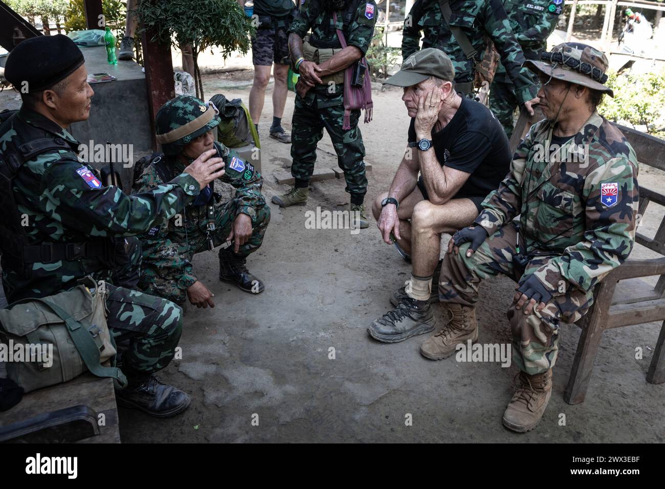 Birmanie. 10 janvier 2024. Chris Huby/le Pictorium - Birmanie - Free Burma Rangers - 10/01/2024 - Birmanie/Etat Karen - les FBR connaissent les armées Karen et collaborent avec elles. Des camps de réfugiés aux villages bombardés, rencontrez une population martyrisée par la junte et découvrez l'action humanitaire du FBR. La Birmanie a poursuivi sa descente en enfer au cours des trois dernières années, avec une indifférence presque totale, et il est important de rendre compte de l'engagement de la FBR envers ces personnes, qui comptent plus que jamais sur l'opinion publique internationale pour leur venir en aide. Crédit : LE PICTORIUM/Alamy Live News Banque D'Images