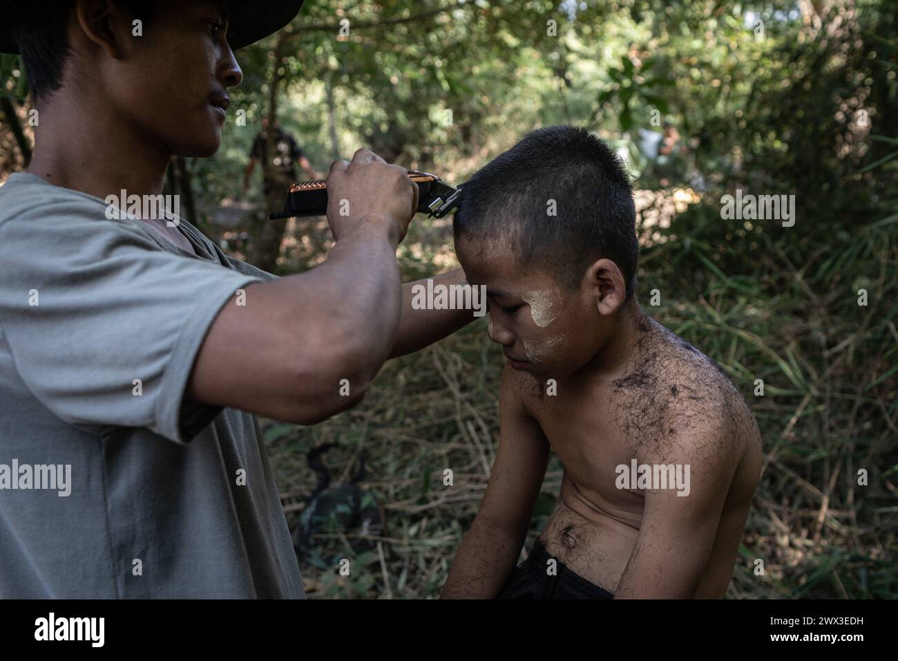 Birmanie. 08 janvier 2024. Chris Huby/le Pictorium - Birmanie - Free Burma Rangers - 08/01/2024 - Burma/Karen State - FBR propose également un stand de coiffure gratuit. Des camps de réfugiés aux villages bombardés, rencontrez une population martyrisée par la junte et découvrez l'action humanitaire du FBR. La Birmanie a poursuivi sa descente en enfer au cours des trois dernières années, avec une indifférence presque totale, et il est important de rendre compte de l'engagement de la FBR envers ces personnes, qui comptent plus que jamais sur l'opinion publique internationale pour leur venir en aide. Crédit : LE PICTORIUM/Alamy Live News Banque D'Images