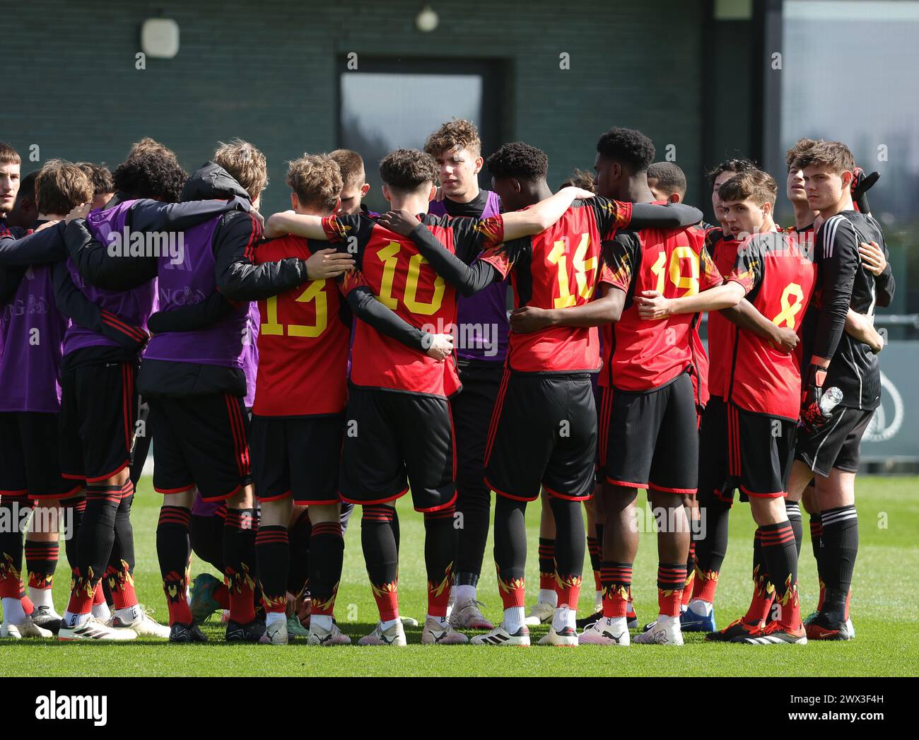Tubize, Belgique. 25 mars 2024. Joueurs belges en caucus au début d'un match amical de football entre les équipes nationales de Belgique et du pays de Galles de moins de 18 ans le lundi 25 mars 2024 à Tubize, Belgique . Crédit : Sportpix/Alamy Live News Banque D'Images