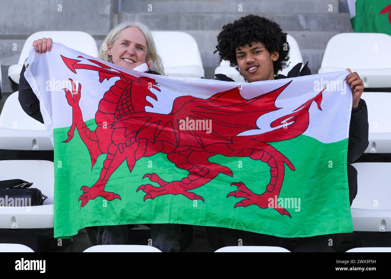 Tubize, Belgique. 25 mars 2024. Des supporters gallois photographiés avant un match amical de football entre les équipes nationales de Belgique et du pays de Galles de moins de 18 ans le lundi 25 mars 2024 à Tubize, Belgique . Crédit : Sportpix/Alamy Live News Banque D'Images