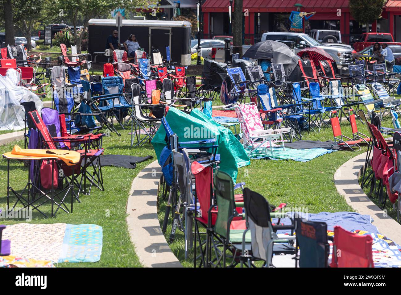 Suwanee, GA / USA - 12 août 2023 : des dizaines de chaises de pelouse vides sont installées pour un concert d'été en plein air à l'amphithéâtre de Suwanee Town Park. Banque D'Images