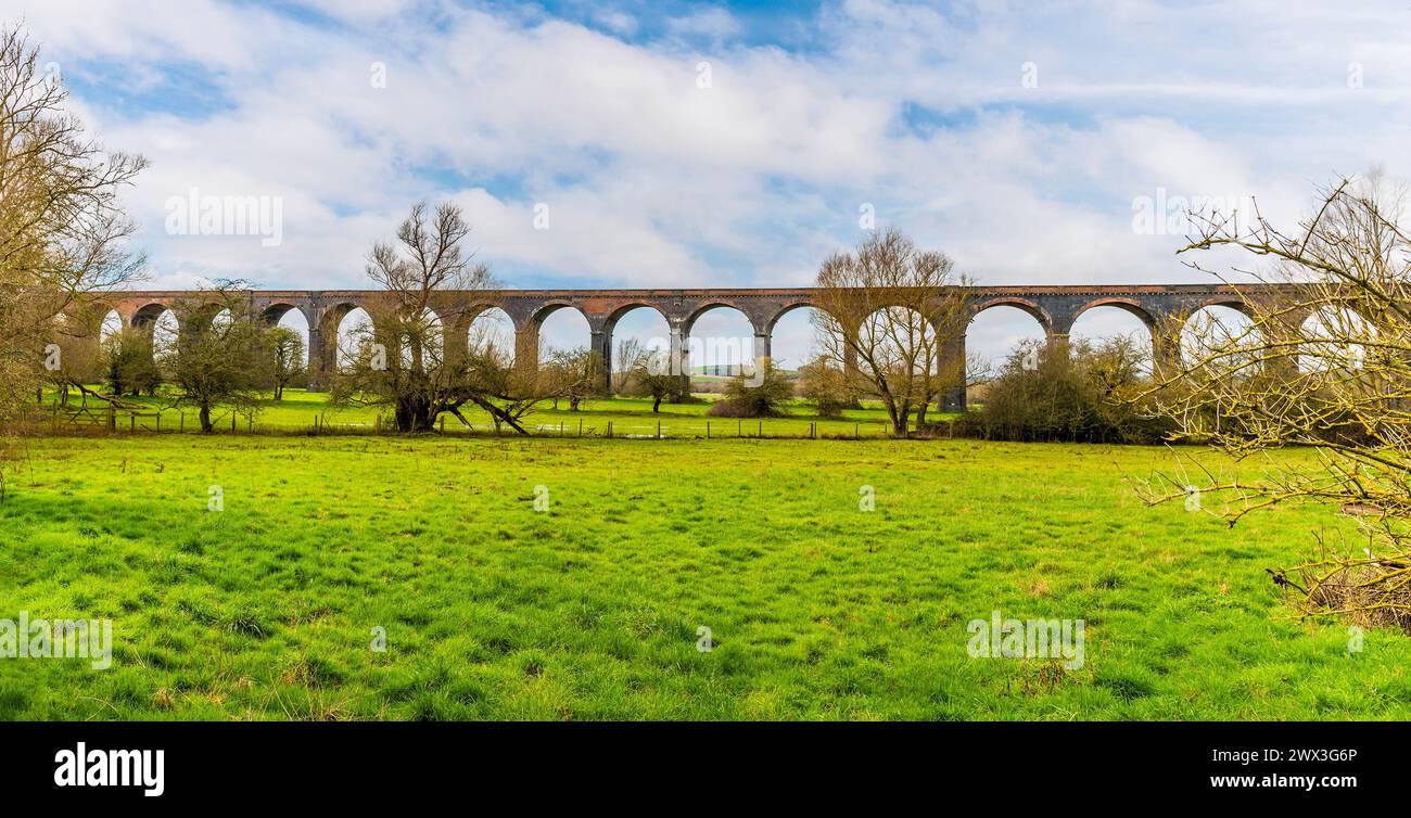 Une vue vers la partie centrale du spectaculaire viaduc de Harringworth par une journée d'hiver brillante Banque D'Images