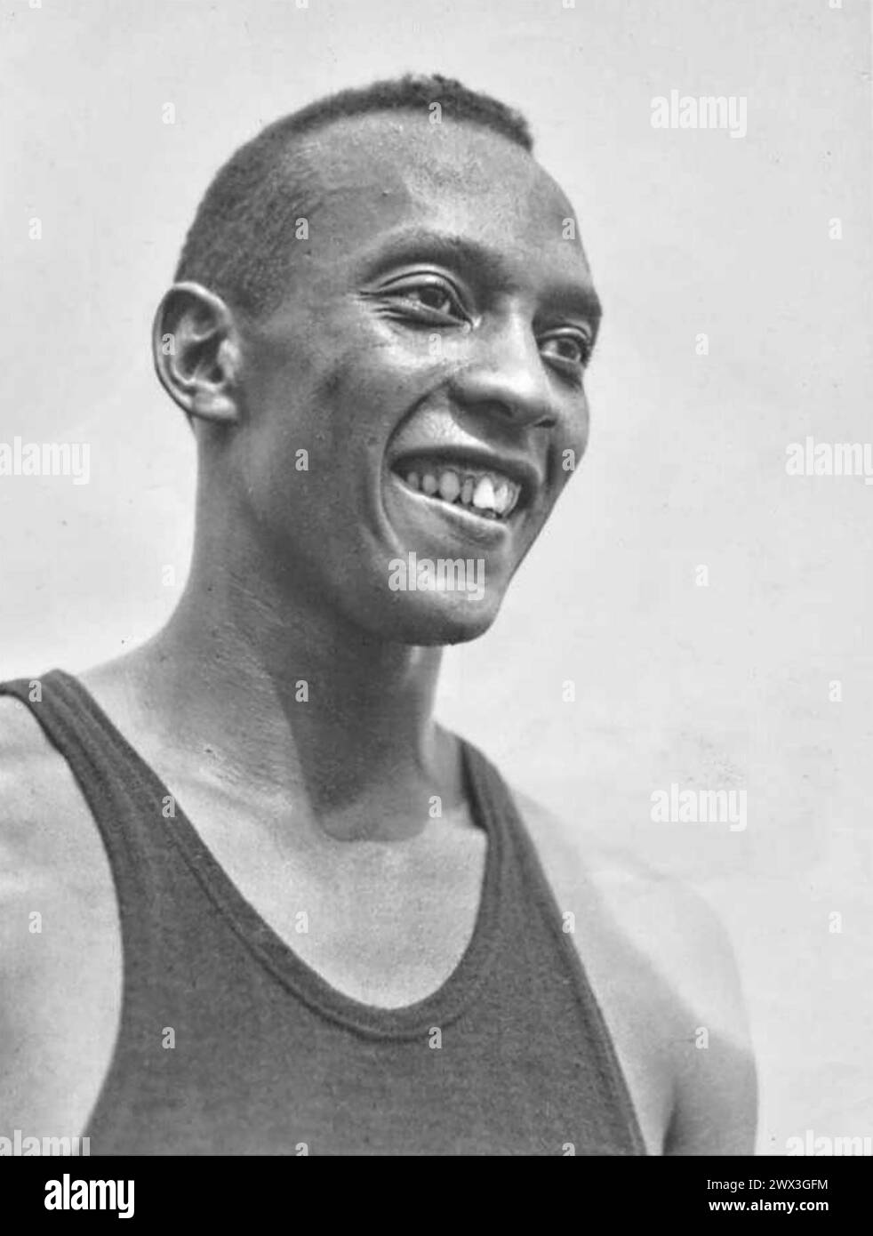 JESSE OWENS (1913-1980) athlète américain sur le terrain et l'athlétisme aux Jeux olympiques d'été de 1936 où il a remporté quatre médailles d'or Banque D'Images