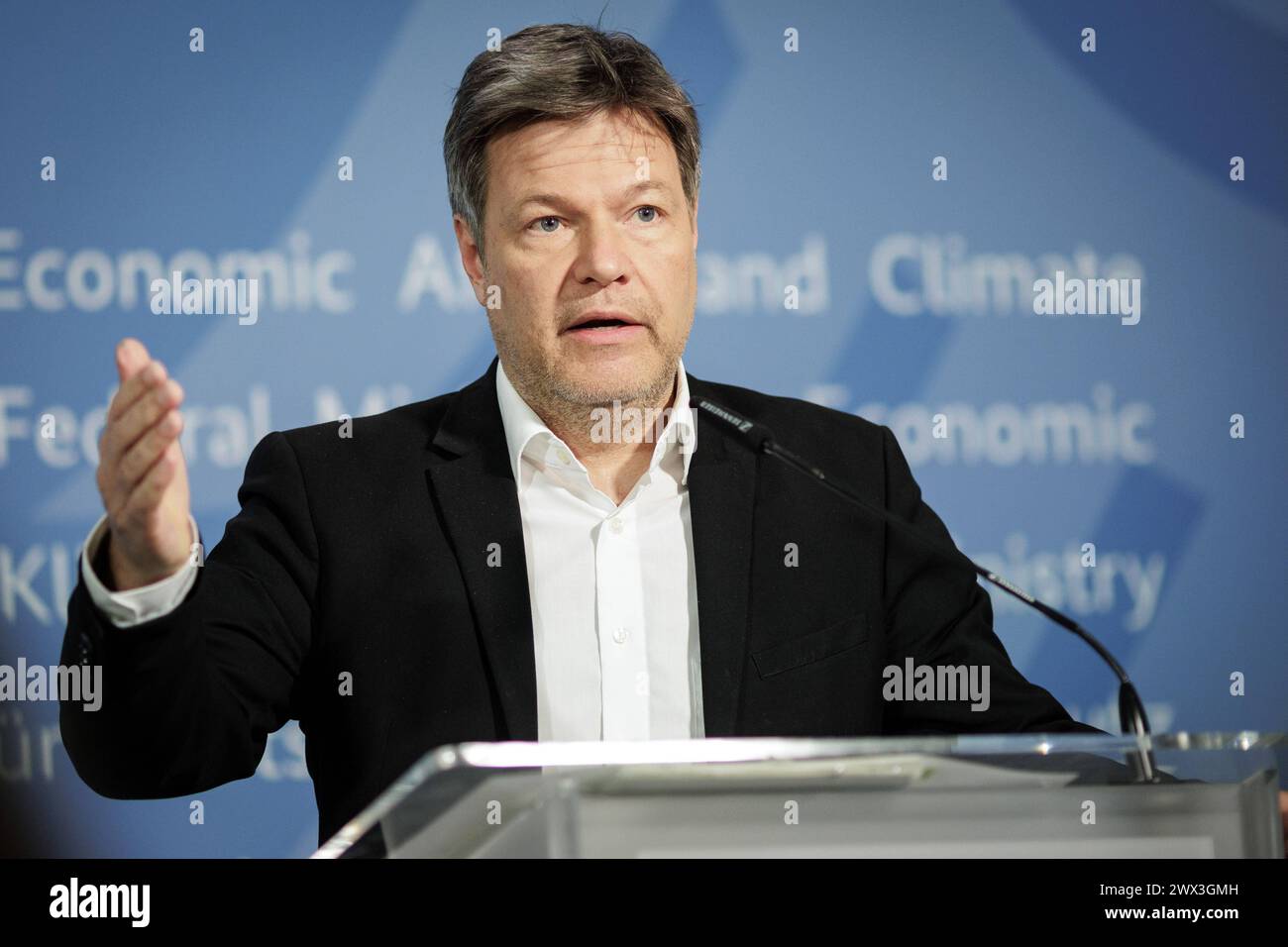 Robert Habeck, Bundesminister fuer Wirtschaft und Klimaschutz und Vizekanzler, aufgenommen im Rahmen eines pressions im Anschluss an das gemeinsame Treffen mit der Sicherheits- und Verteidigungsindustrie. Berlin, 27.03.2024. Berlin Deutschland *** Robert Habeck, ministre fédéral de l'économie et de la protection du climat et vice-chancelier, enregistré lors d'un communiqué de presse à l'issue de la réunion conjointe avec l'industrie de la sécurité et de la défense Berlin, 27 03 2024 Berlin Allemagne Copyright : xJaninexSchmitzxphotothek.dex Banque D'Images