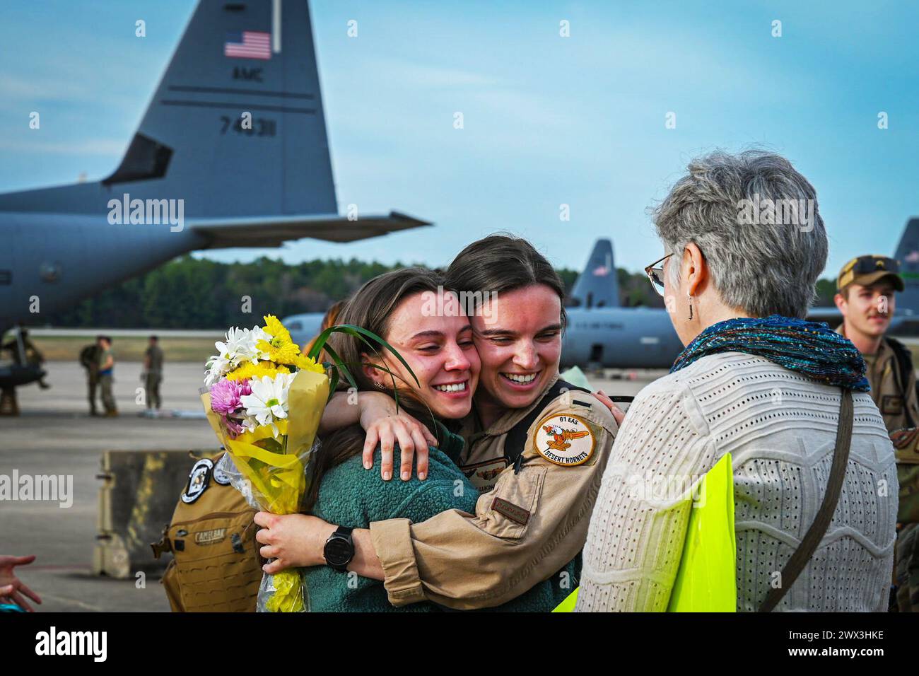 5 mars 2024 - base aérienne de Little Rock, Arkansas, États-Unis - un aviateur de la 19th Airlift Wing retrouve sa famille et ses amis après son retour d'un déploiement à la base aérienne de Little Rock, Arkansas, le 5 mars 2024. Au cours du déploiement, les aviateurs du 19th AW ont fourni un soutien aérien tactique à diverses composantes autour de la zone de responsabilité des commandements centraux des États-Unis. (Photo par Ortega Corona) (crédit image : © U.S. Air Force/ZUMA Press Wire) USAGE ÉDITORIAL SEULEMENT! Non destiné à UN USAGE commercial ! Banque D'Images