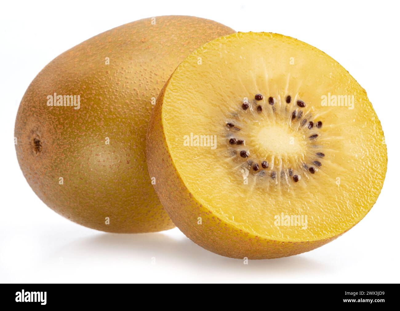 Kiwi doré et coupe croisée de kiwi isolée sur fond blanc. Banque D'Images