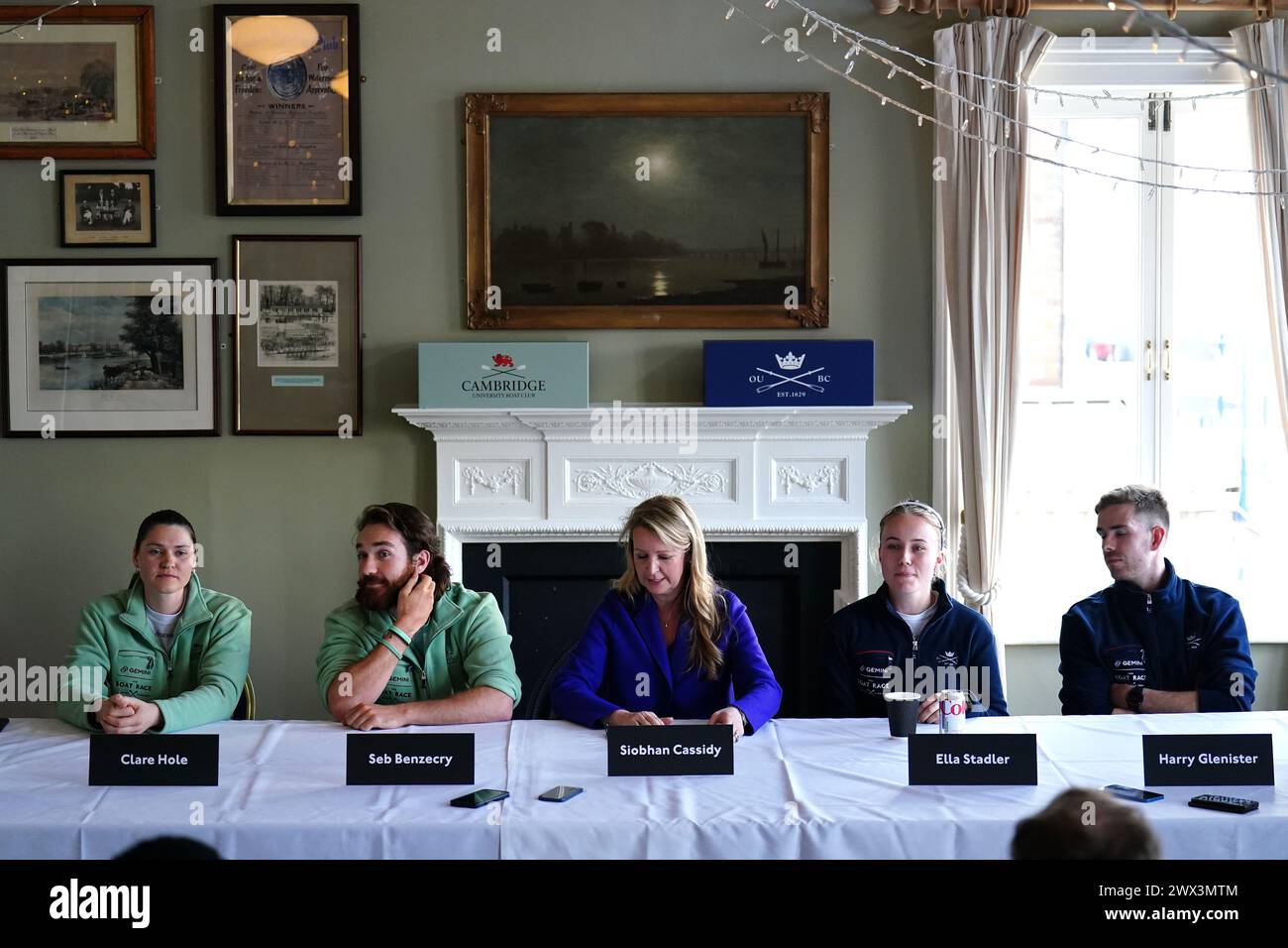 Les capitaines de Cambridge Clare Hole (à gauche) et Seb Benzecry, avec les capitaines d'Oxford Ella Stadler et Harry Glenister (à droite) et Siobhan Cassidy (au centre) lors d'une conférence de presse au London Rowing Club, à Londres. Date de la photo : mercredi 27 mars 2024. Banque D'Images