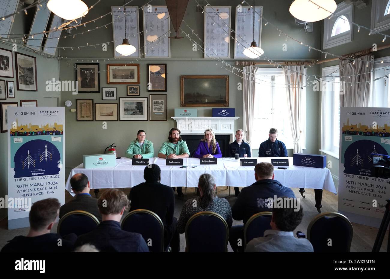 Les capitaines de Cambridge Clare Hole (à gauche) et Seb Benzecry, avec les capitaines d'Oxford Ella Stadler et Harry Glenister (à droite) et Siobhan Cassidy (au centre) lors d'une conférence de presse au London Rowing Club, à Londres. Date de la photo : mercredi 27 mars 2024. Banque D'Images
