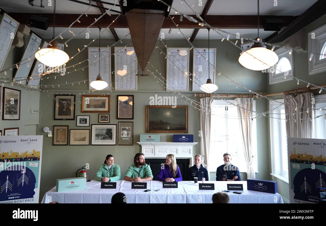 Les capitaines de Cambridge Clare Hole (à gauche) et Seb Benzecry, avec les capitaines d'Oxford Ella Stadler et Harry Glenister (à droite) et Siobhan Cassidy (au centre) lors d'une conférence de presse au London Rowing Club, à Londres. Date de la photo : mercredi 27 mars 2024. Banque D'Images