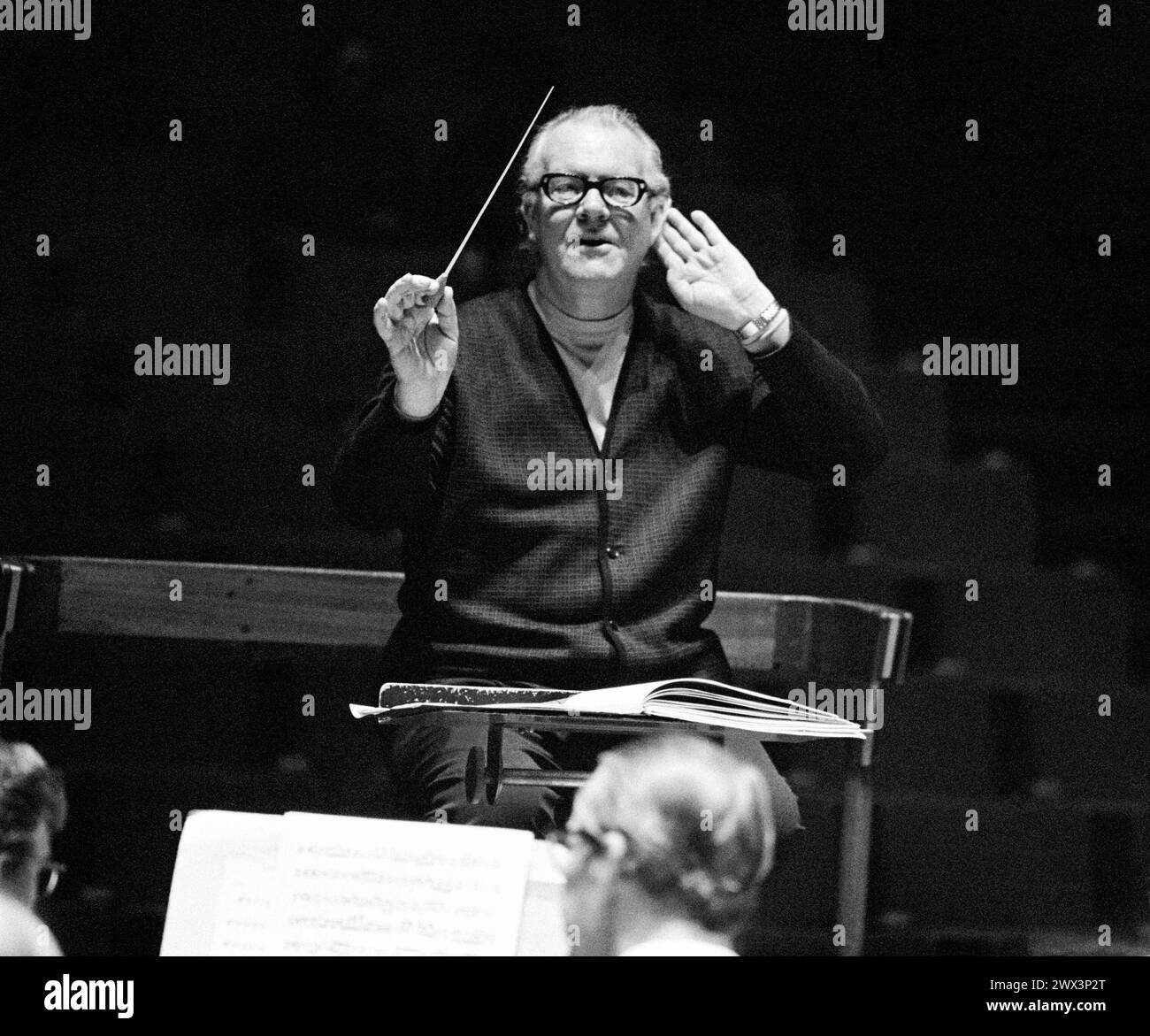 Charles Groves (chef d'orchestre anglais, 1915-1992) répétant avec le Royal Philharmonic Orchestra (RPO) au Royal Festival Hall (RFH), Southbank Centre, Londres SE1 en 1972 Banque D'Images