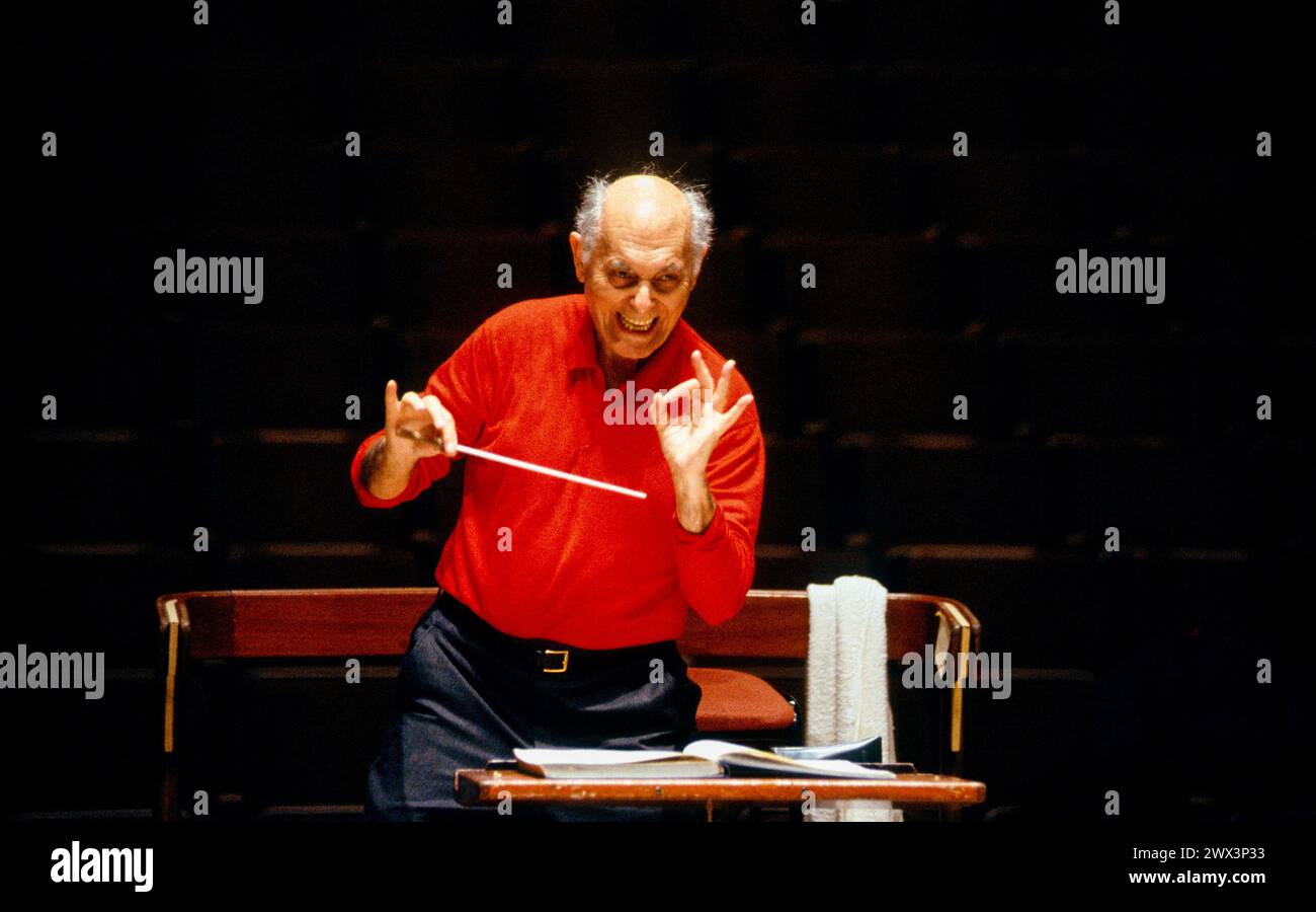 Georg Solti (chef d'orchestre et d'opéra hongrois-britannique, 1912-1997) répétant avec l'Orchestre philharmonique de Londres (LPO) au Royal Festival Hall (RFH), Southbank Centre, Londres SE1 en décembre 1989 Banque D'Images