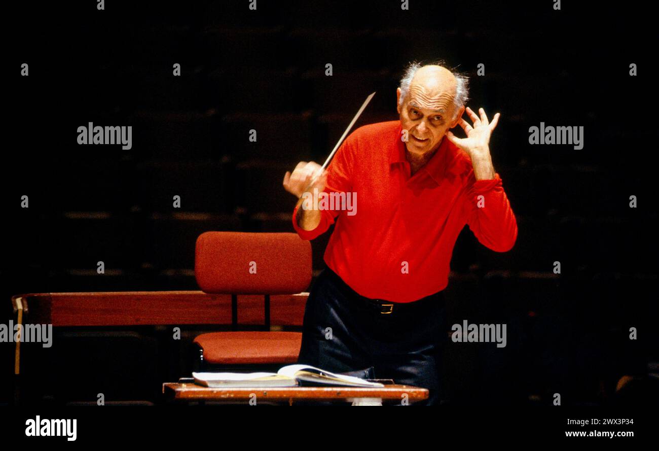 Georg Solti (chef d'orchestre et d'opéra hongrois-britannique, 1912-1997) répétant avec l'Orchestre philharmonique de Londres (LPO) au Royal Festival Hall (RFH), Southbank Centre, Londres SE1 en décembre 1989 Banque D'Images