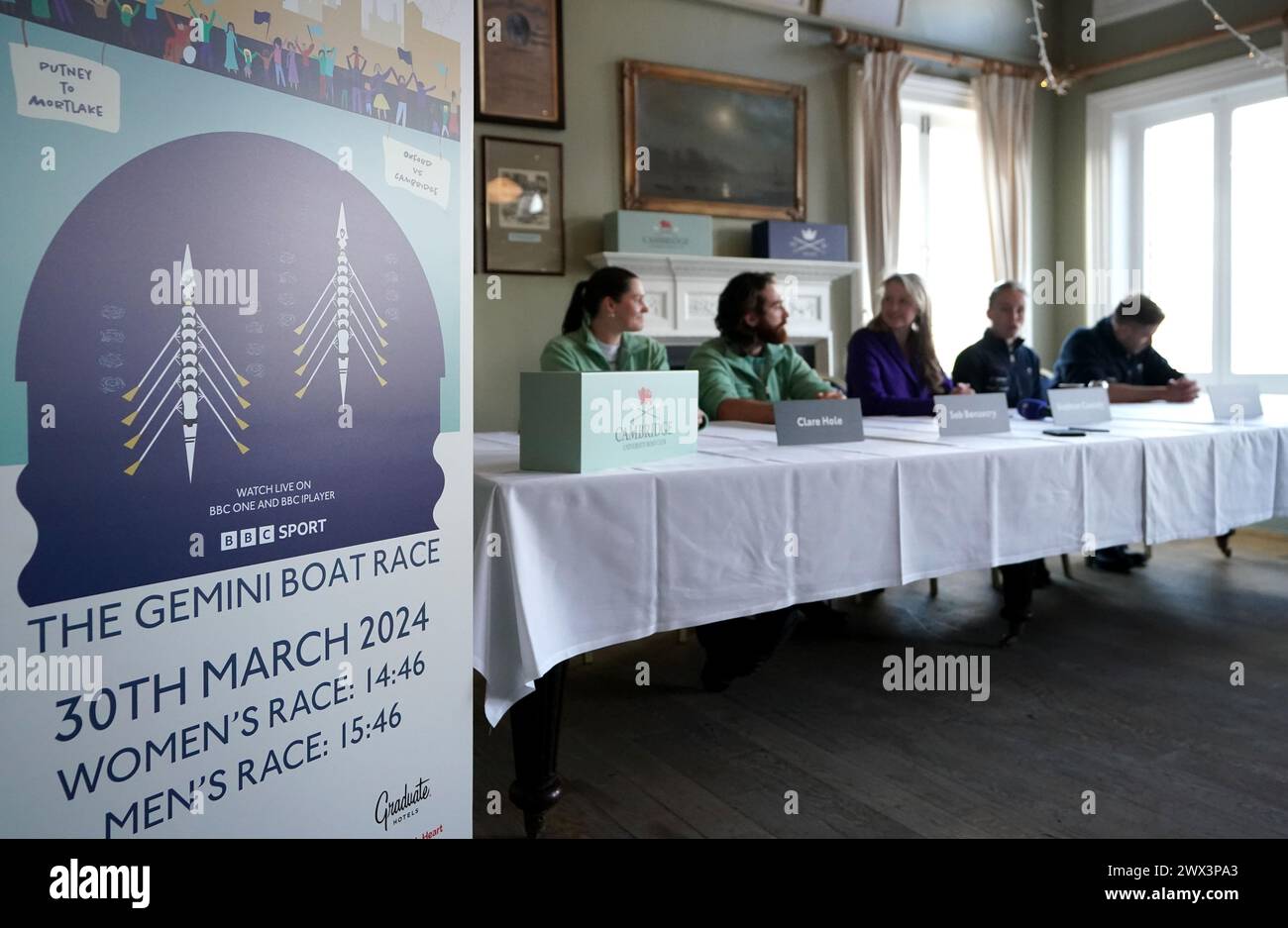 Les capitaines de Cambridge Clare Hole et Seb Benzecry, Siobhan Cassidy, les capitaines d'Oxford Ella Stadler et Harry Glenister (de gauche à droite) lors d'une conférence de presse au London Rowing Club, à Londres. Date de la photo : mercredi 27 mars 2024. Banque D'Images