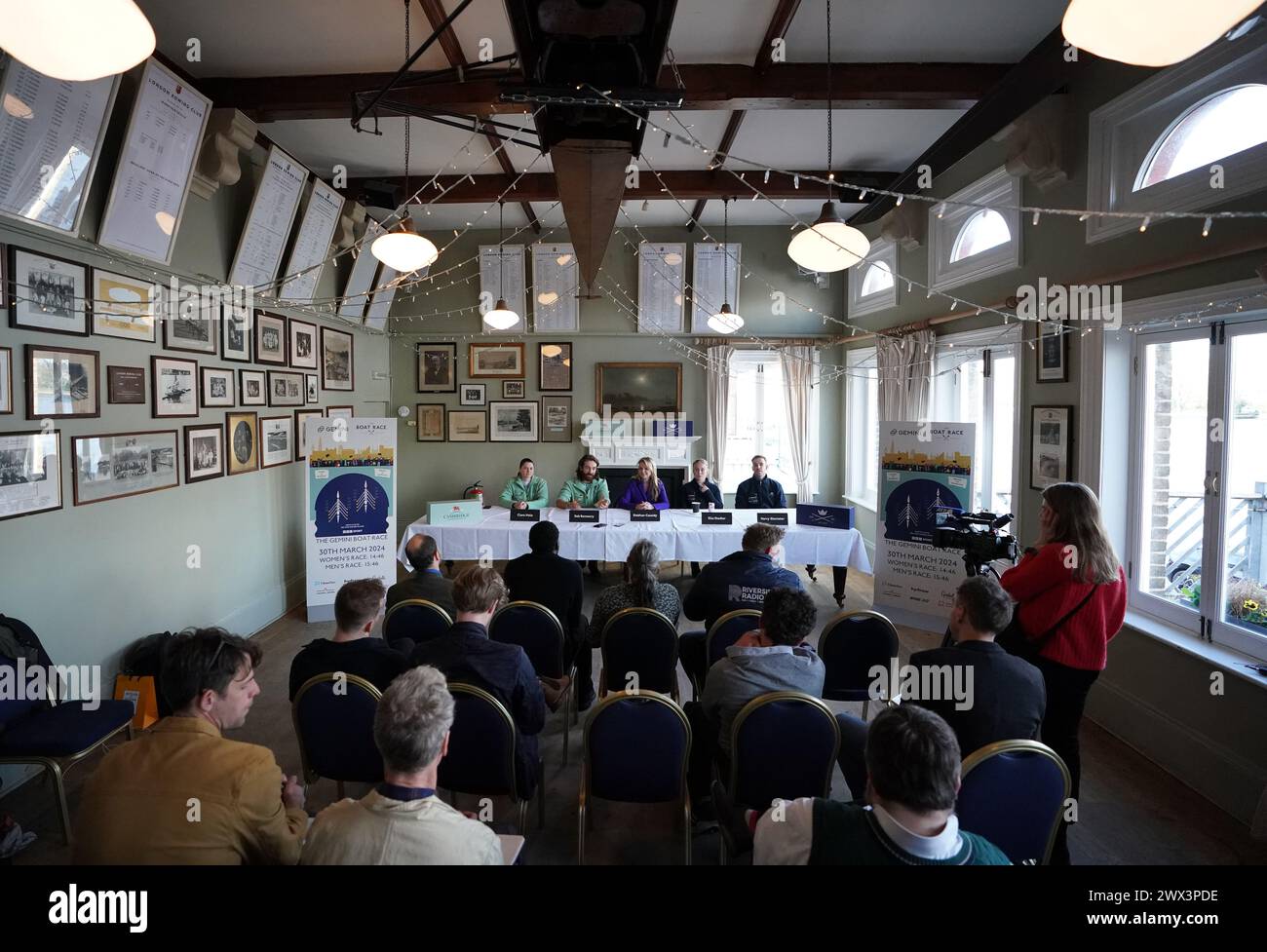 Les capitaines de Cambridge Clare Hole et Seb Benzecry, Siobhan Cassidy, les capitaines d'Oxford Ella Stadler et Harry Glenister (de gauche à droite) lors d'une conférence de presse au London Rowing Club, à Londres. Date de la photo : mercredi 27 mars 2024. Banque D'Images