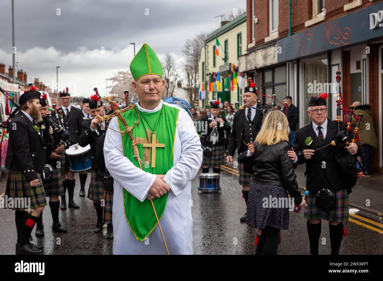 Homme habillé en St Patrick est à la tête de la parade de la St Patrick de 2024 à Warrington Banque D'Images