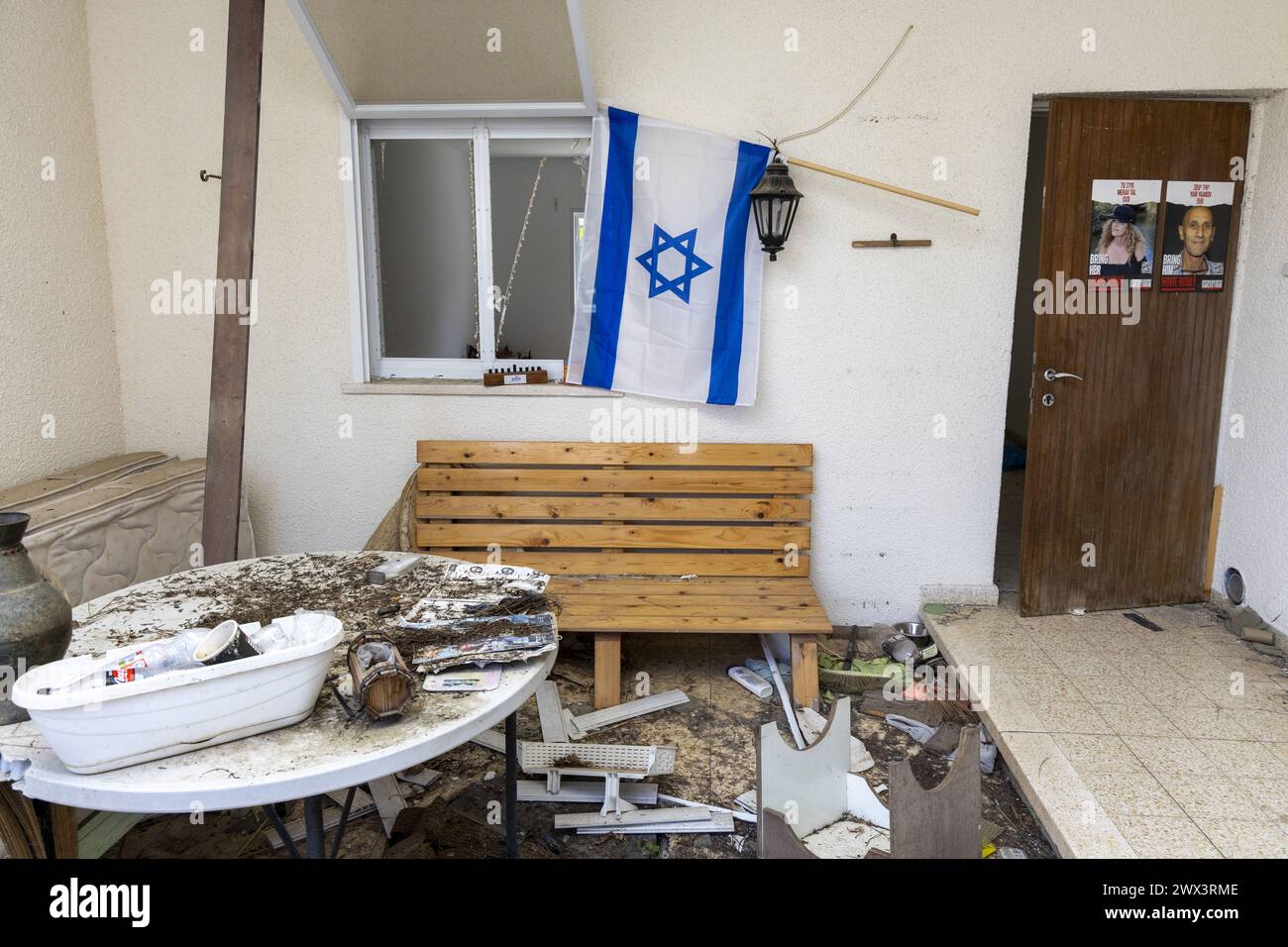 Une maison d'otages photographiée lors d'une visite au kibboutz Nir Oz, le premier jour d'une mission diplomatique en Israël et dans les territoires palestiniens, mercredi 27 mars 2024. Elle appellera à un cessez-le-feu immédiat dans la guerre en cours d'Israël dans la bande de Gaza, à la libération des otages après l'attaque du Hamas en octobre, et à une solution à deux États. Selon le ministre, il y a encore de l'espoir pour un cessez-le-feu avant la fin du ramadan en avril. Elle réitérera également que la Belgique est disponible pour organiser une conférence préparatoire de paix. BELGA PHOTO NICOLAS MAETERLINCK Banque D'Images