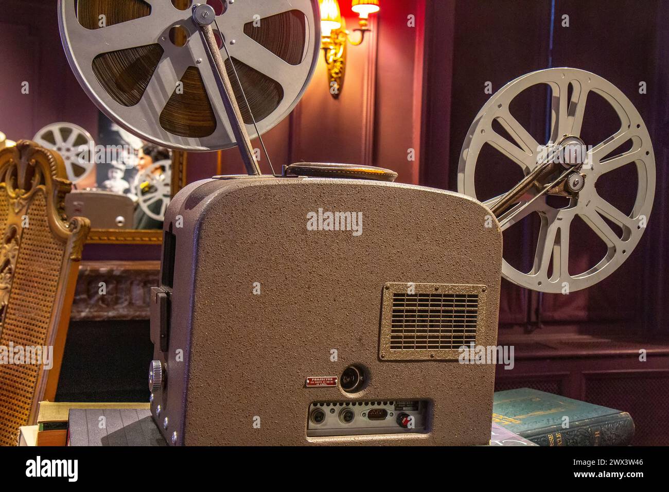 Ancien projecteur vintage avec cassette dans la pièce sombre de la maison Banque D'Images