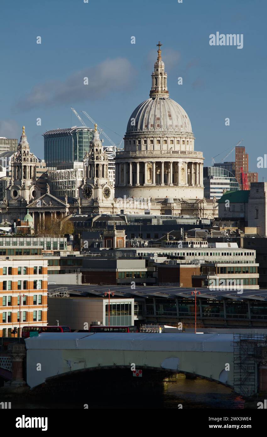 Vue de la cathédrale Saint-Pauls de l'autre côté de la Tamise, Londres Royaume-Uni Banque D'Images
