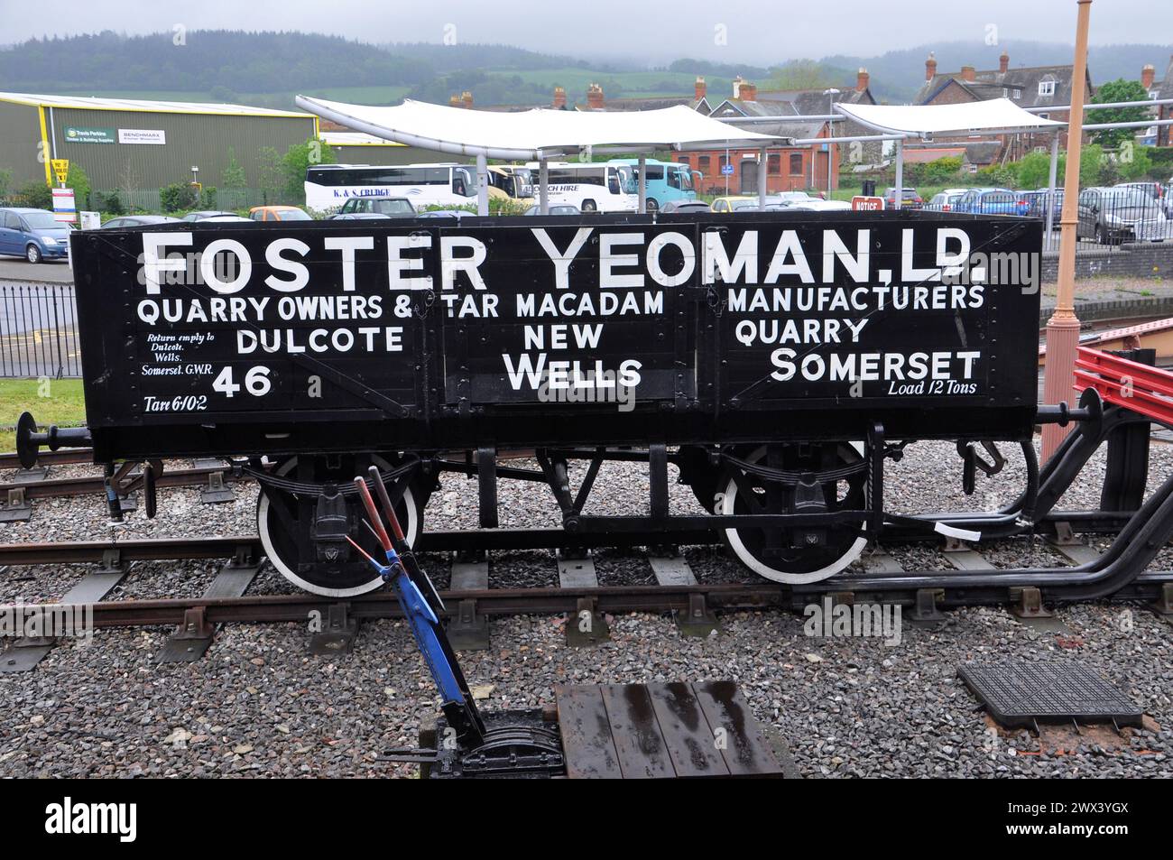 Wagon de chemin de fer peint soigneusement conservé d'une entreprise d'exploitation de carrière Somerset exposé au West Somerset Railway à la gare de Minehead. Banque D'Images